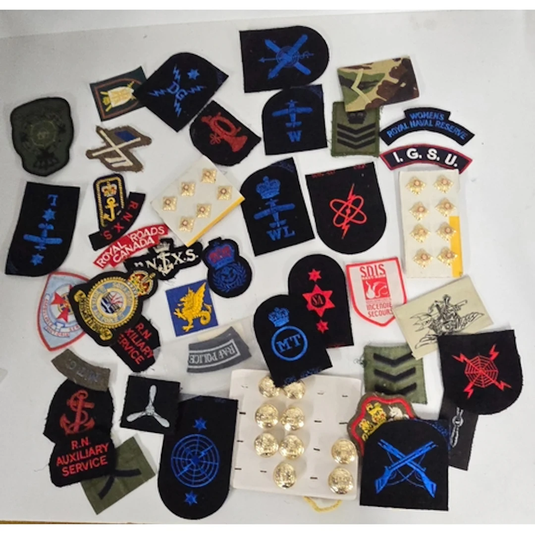 A quantity of mixed British cloth badges. Army, Navy and Air...