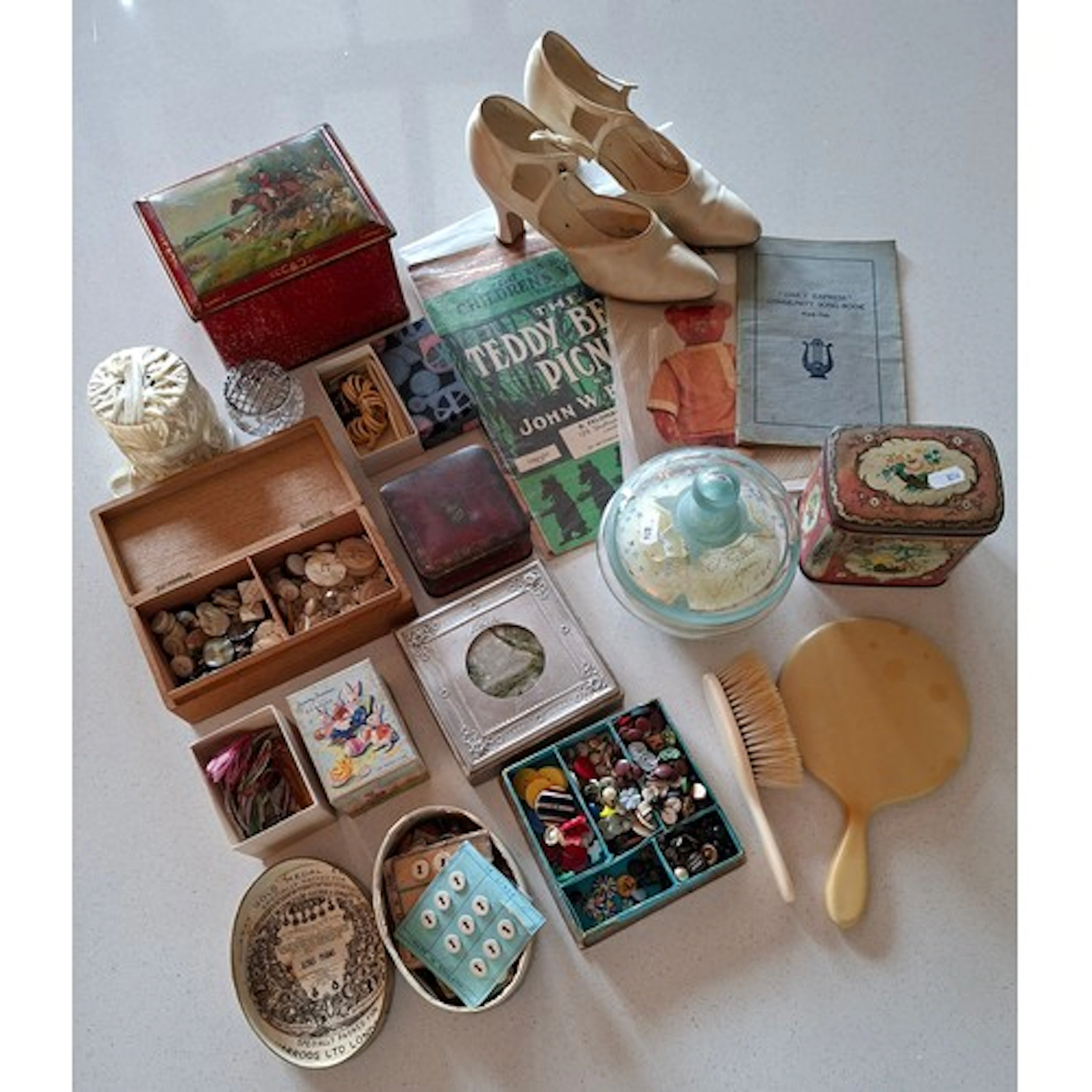 Small vintage collectables to include decorative tins, butto...