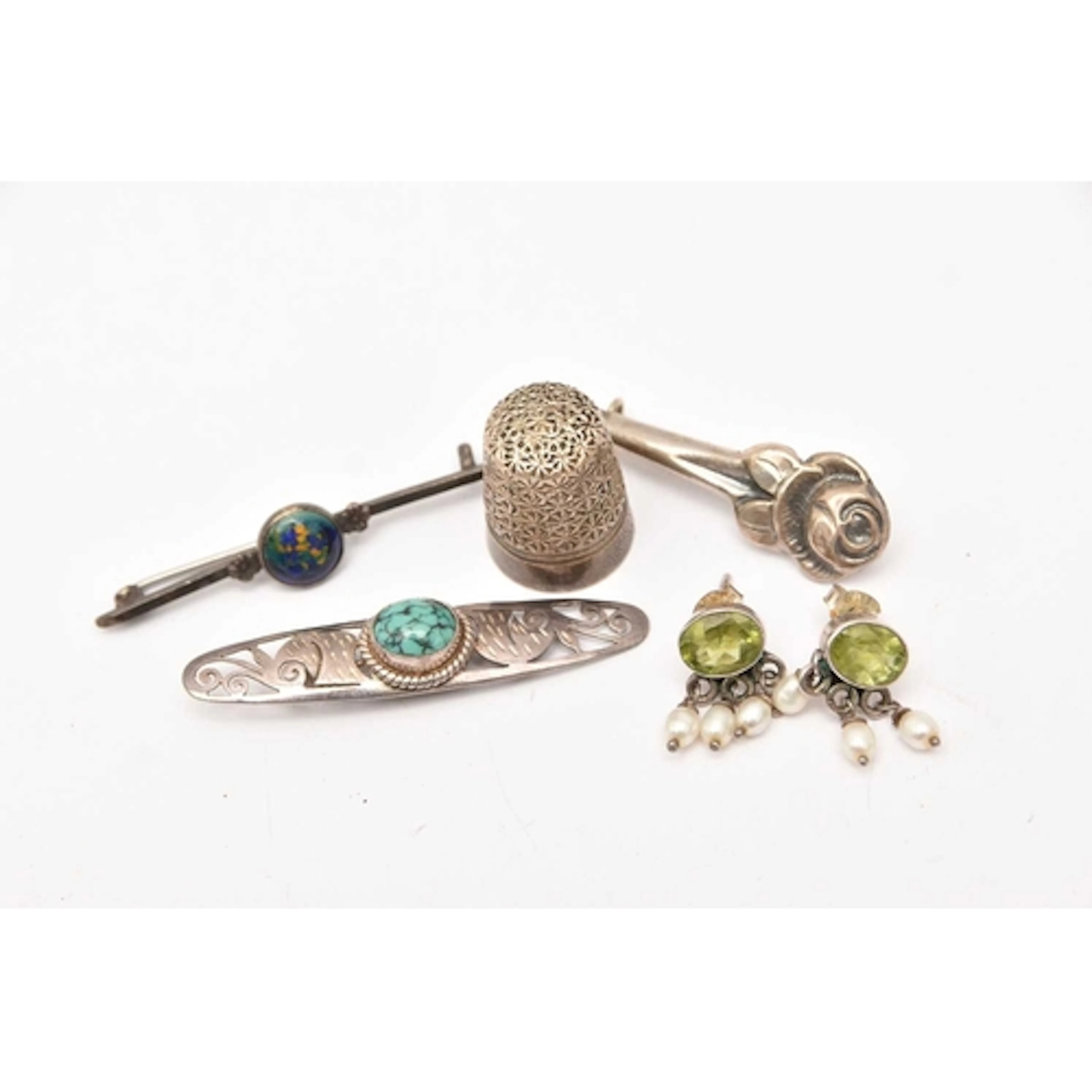 A SMALL ASSORTMENT OF ITEMS, to include a white metal thimbl...