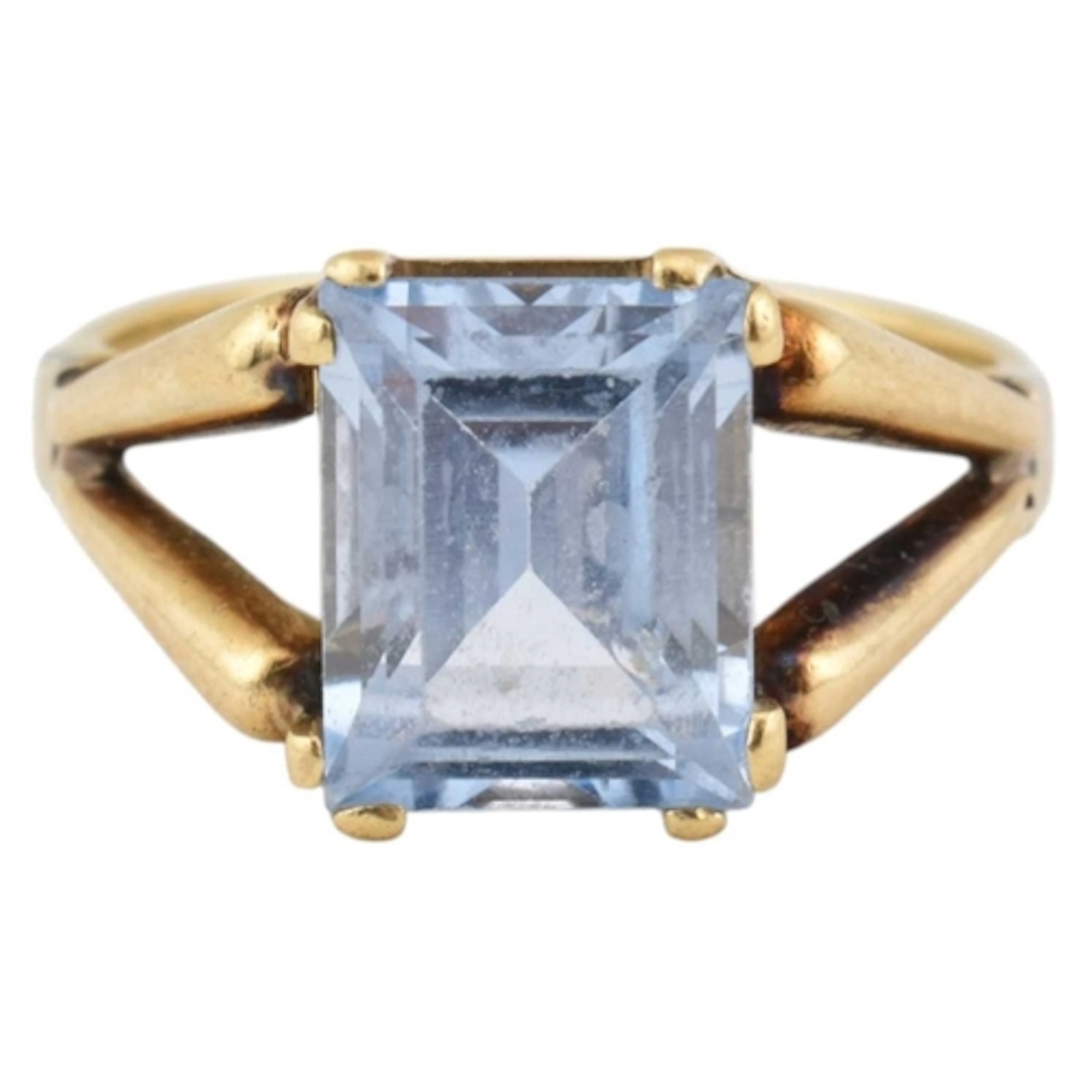 An 18ct gold and synthetic spinel cocktail ring. Spinel 10mm...