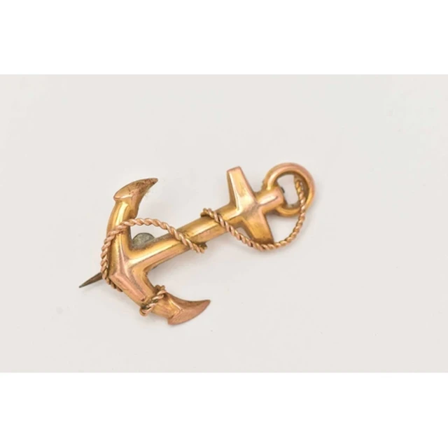 A 9CT YELLOW GOLD BROOCH, designed as an anchor, approximate...