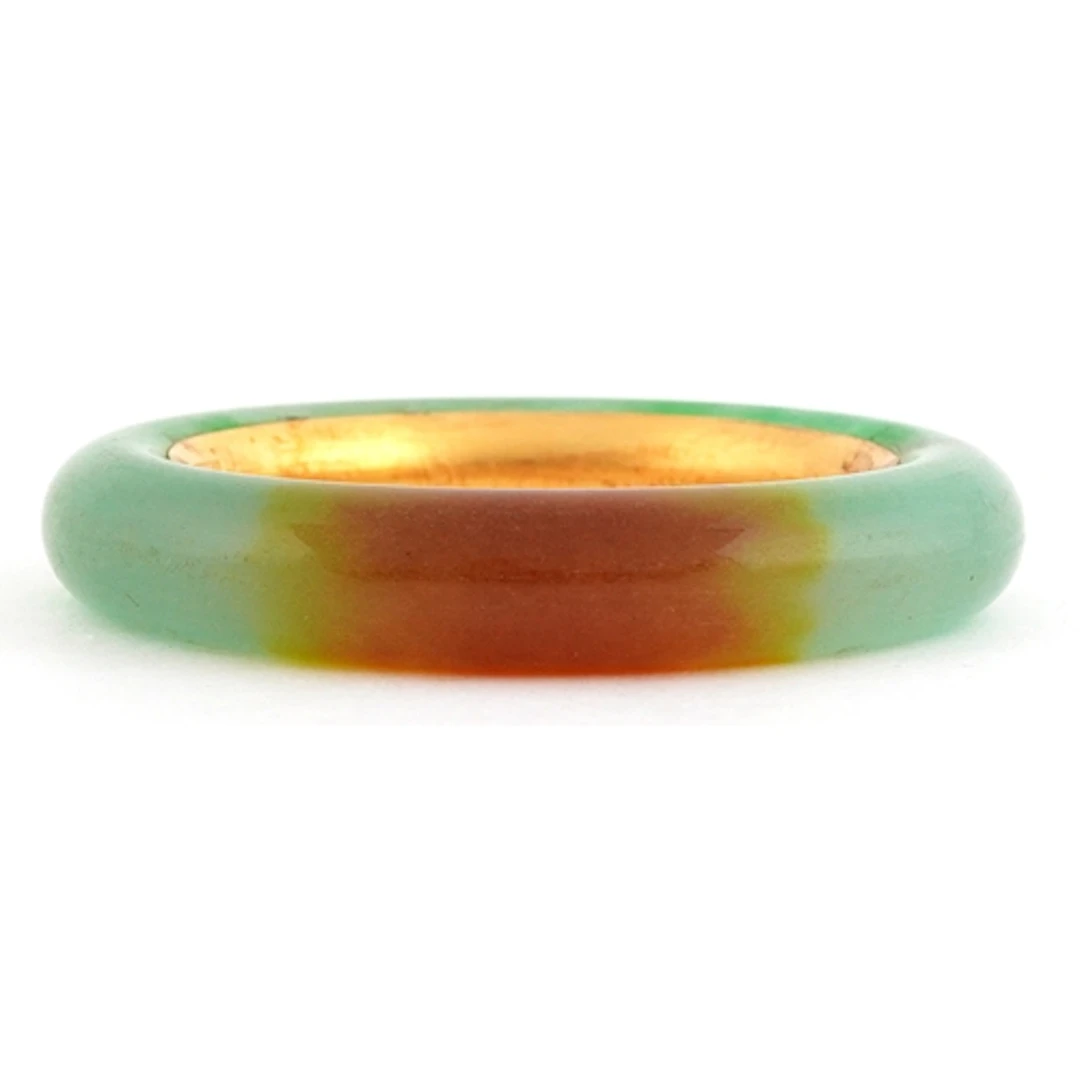 Chinese green stone bangle, 8.5cm in diameter, 94.9g.