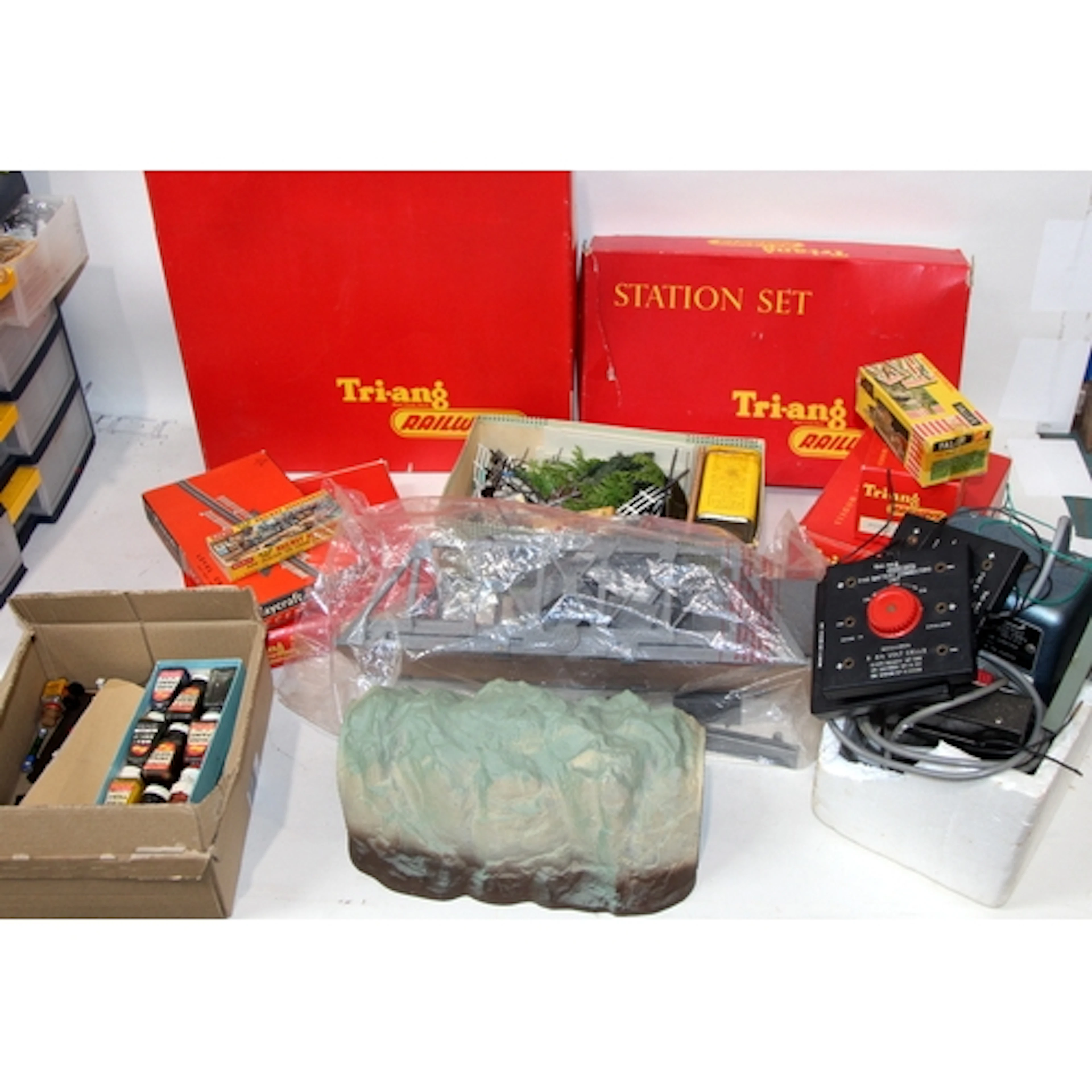 A collection of vintage Hornby OO gauge trackside buildings ...