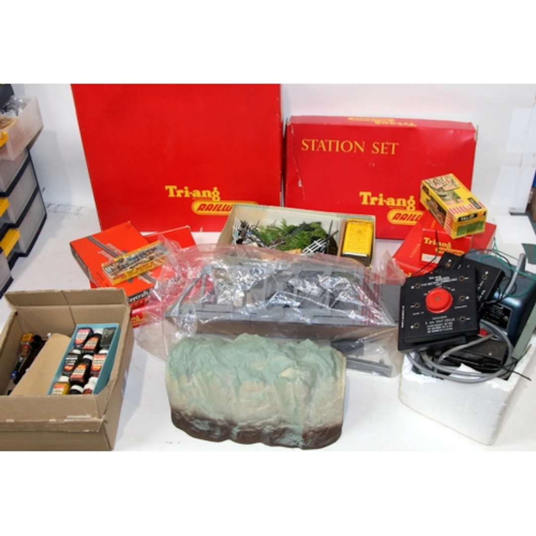 A collection of vintage Hornby OO gauge trackside buildings ...