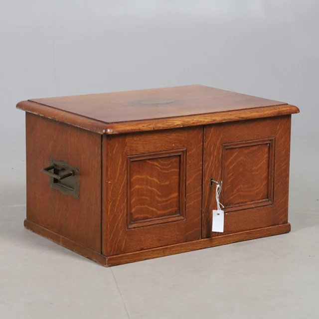 AN EARLY 20TH CENTURY OAK CASED 12 PLACE CANTEEN OF BRIGHT C...