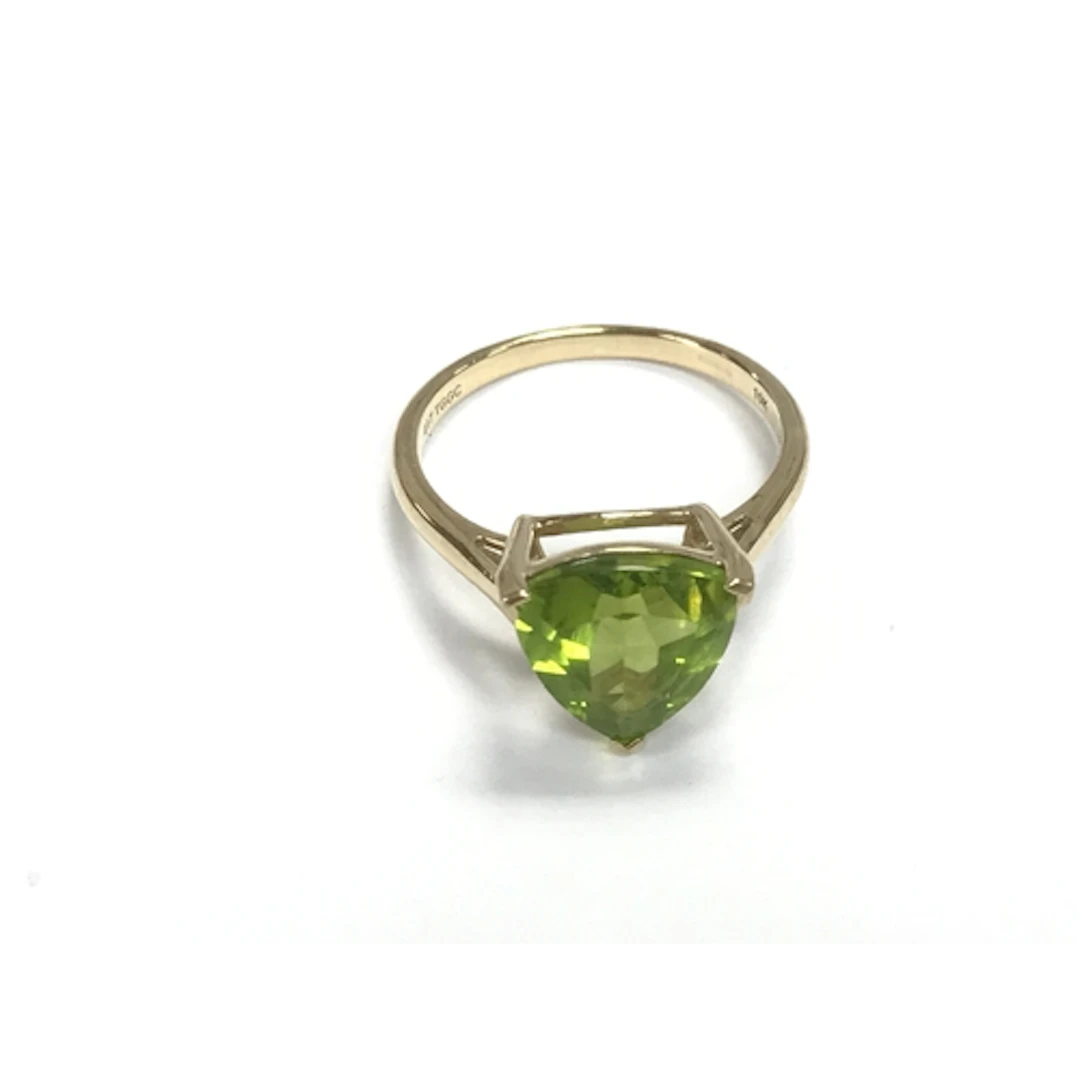A 9ct peridot ring size N