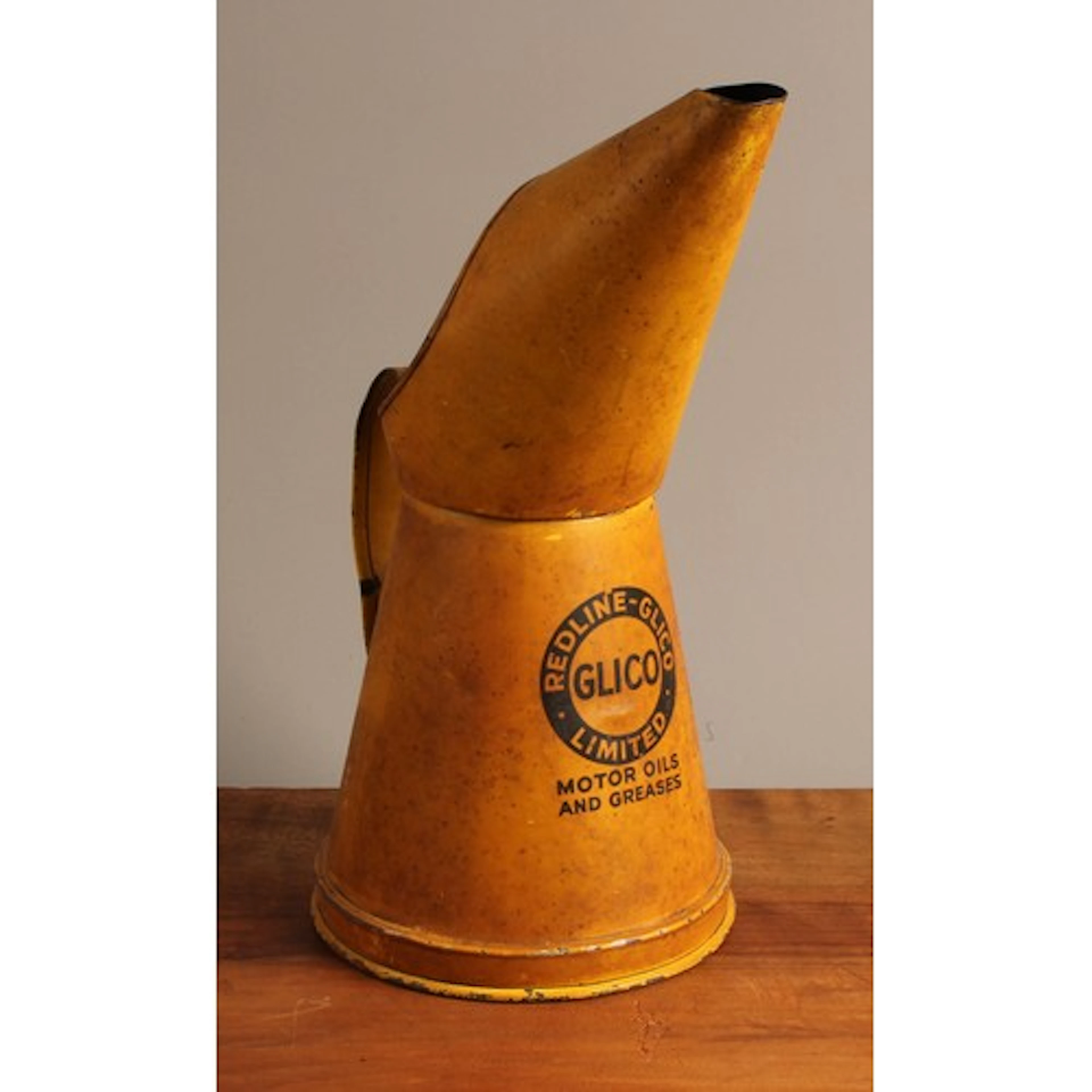 Petroliana - a vintage quart tin oil pourer/jug, REDLINE-GLI...