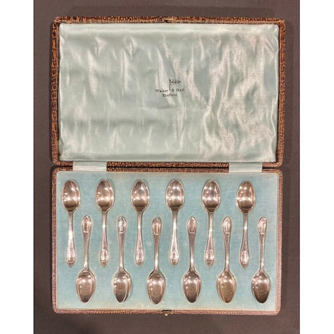 A set of twelve George V silver teaspoons, each 10cm long, W...