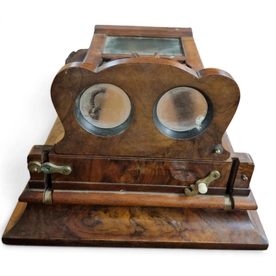 A 19th Century Walnut adjustable View Finder. 61 x 31 cm app...