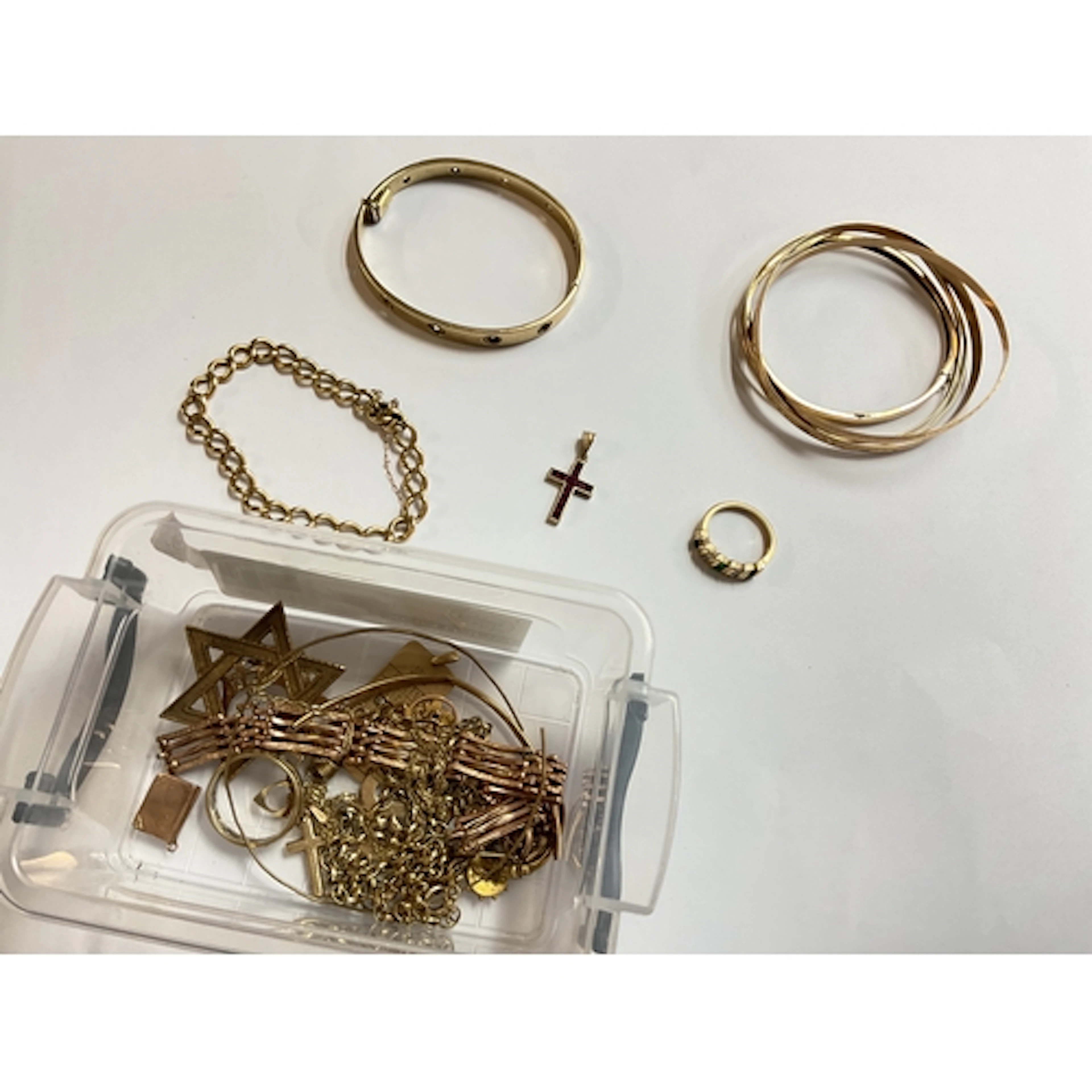 Quantity of gold jewellery to include Cartier style bangle (...