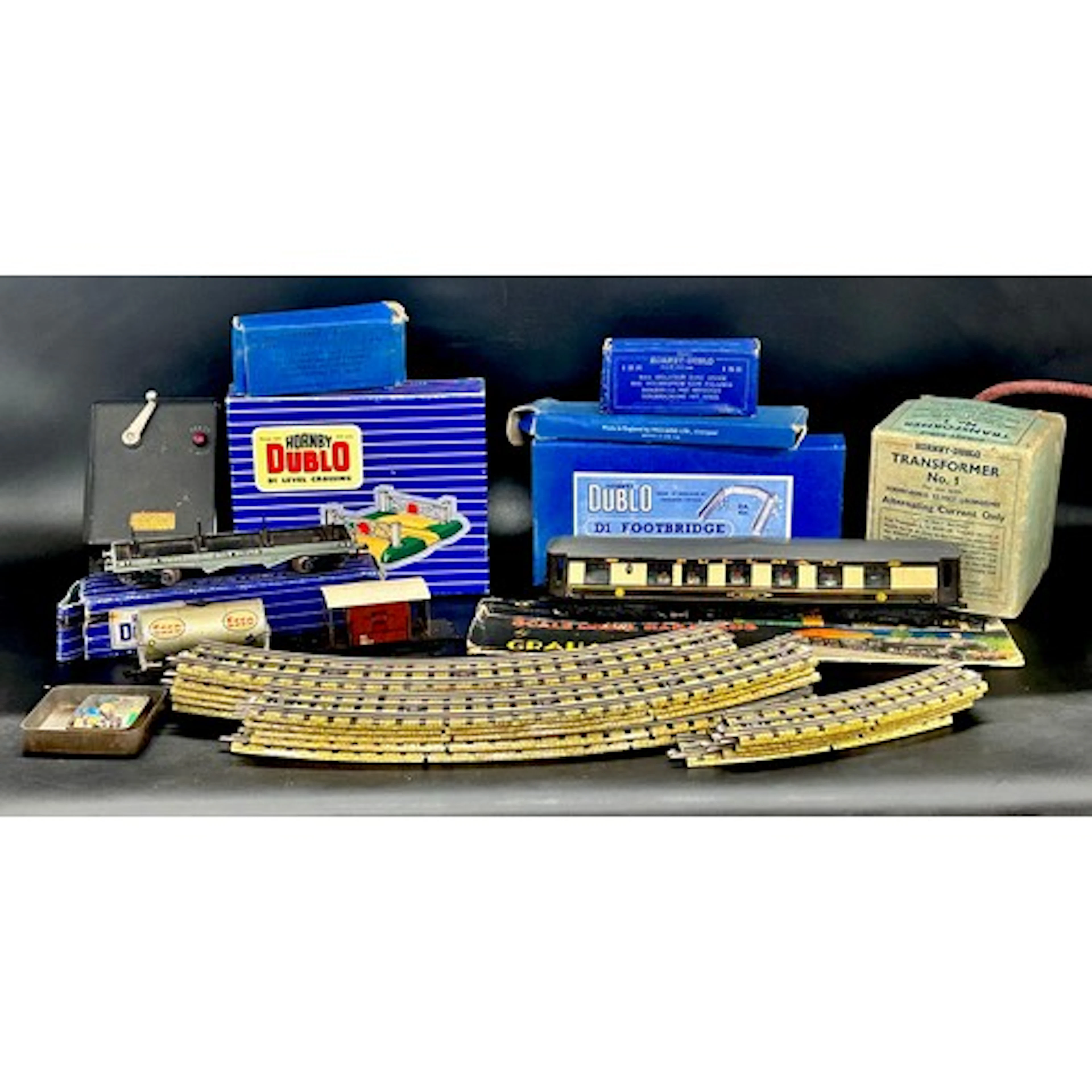 A collection of OO gauge railway pieces to include Hornby Du...