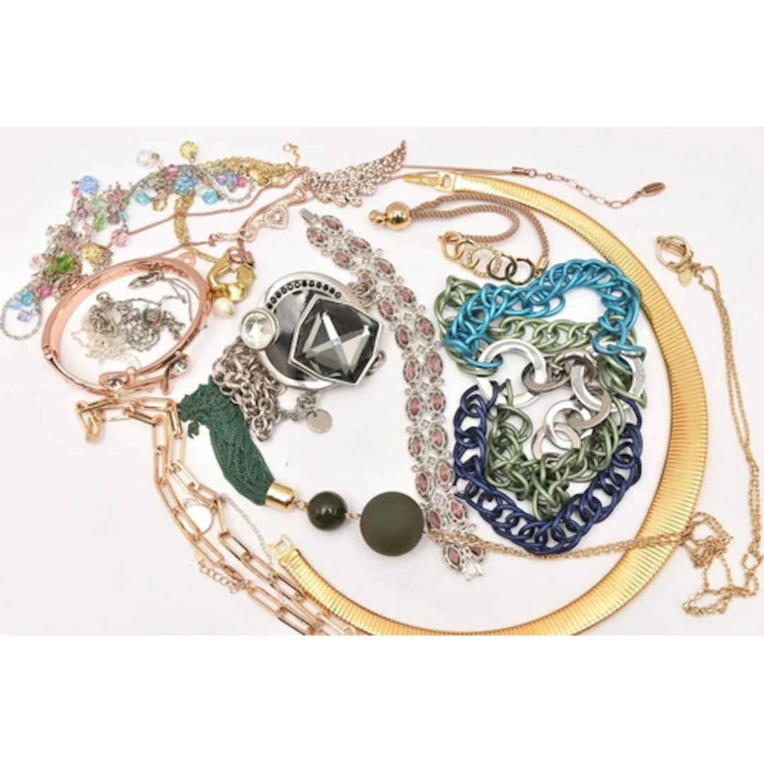 A SMALL PLASTIC TUB OF APPROXIMATELY 15 NECKLACES AND BRACEL...