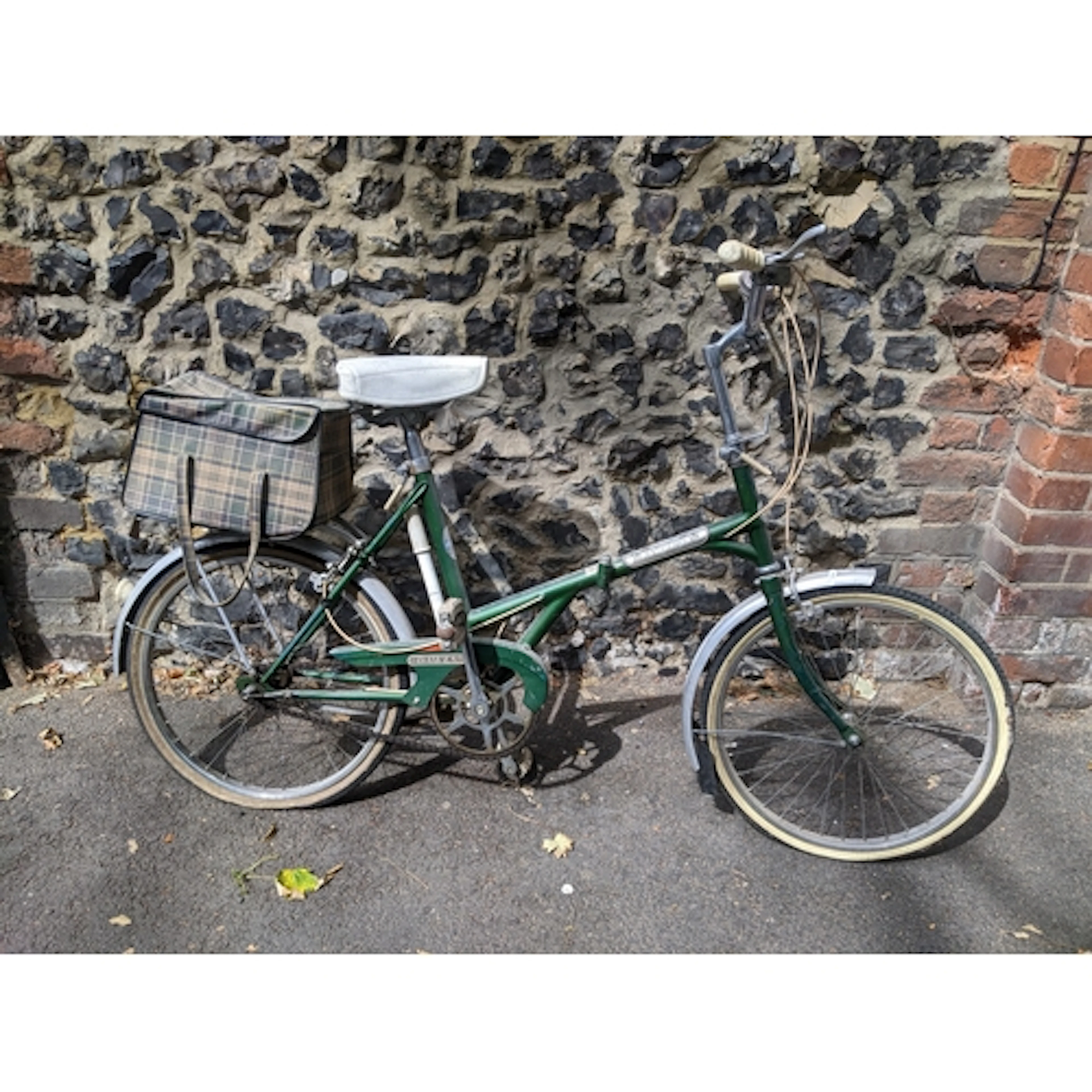 A vintage Dawes Kingpin bicycle in green, with tartan addle ...