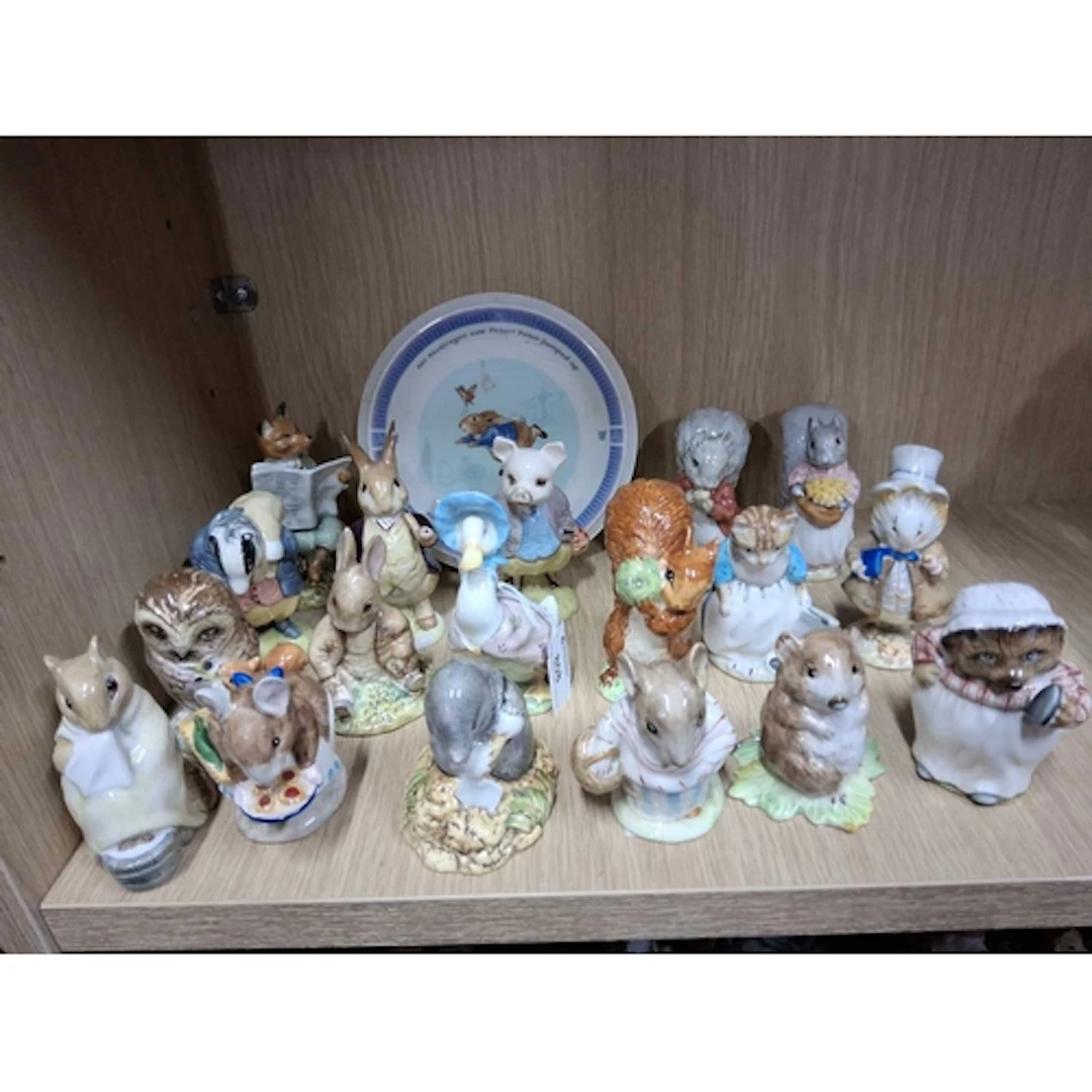 A COLLECTION OF BESWICK AND ROYAL ALBERT BEATRIX POTTER FIGU...