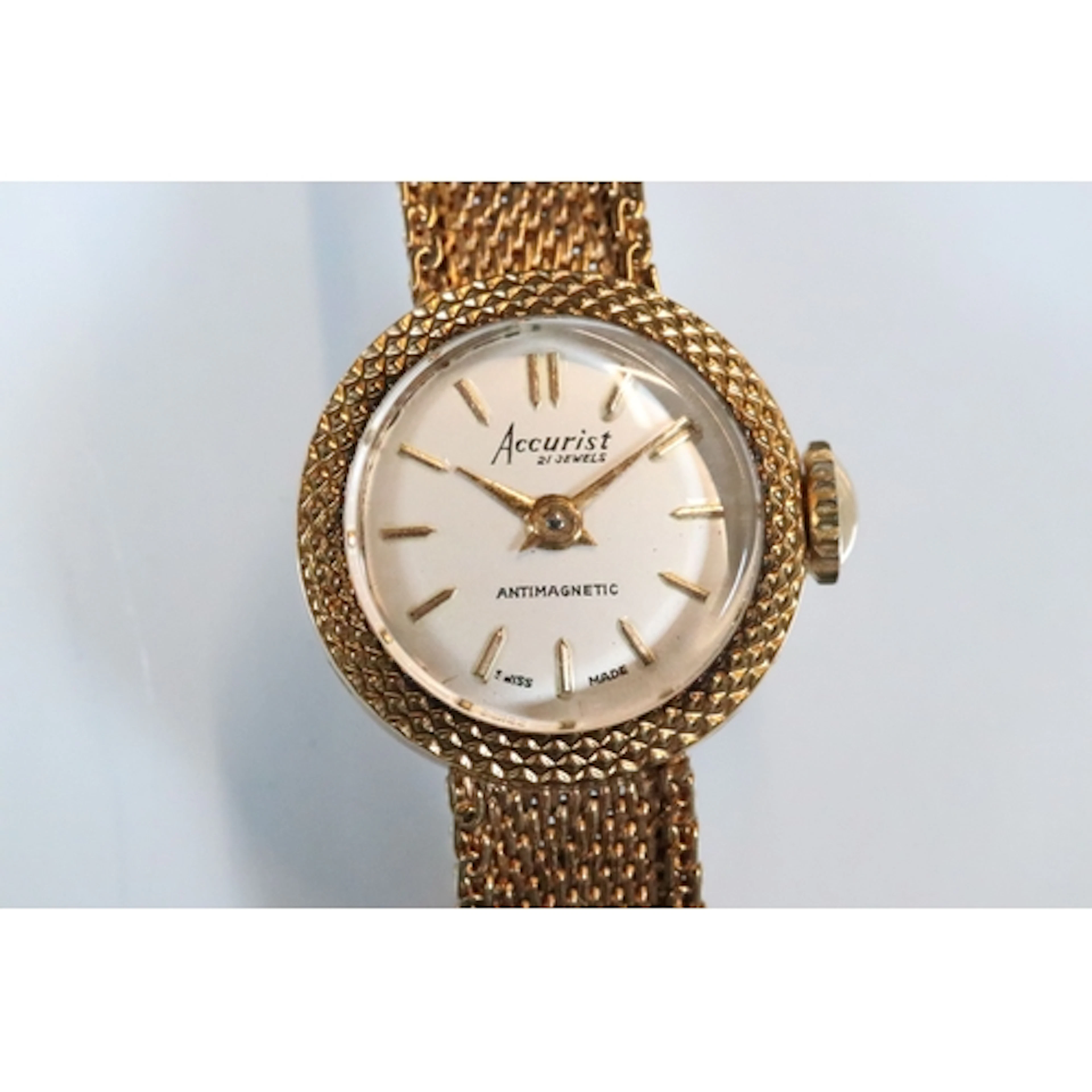 9ct gold Accurist ladies wrist watch having a round face wit...