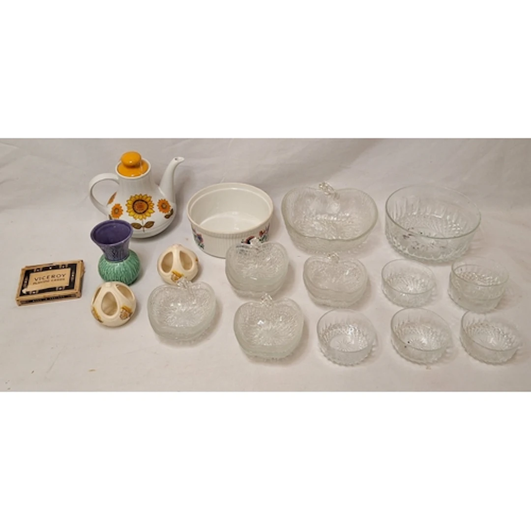 Apple Shaped Glass Dessert Bowl & 8 matching smaller bowls, ...