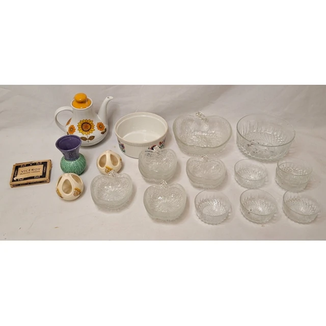 Apple Shaped Glass Dessert Bowl & 8 matching smaller bowls, ...