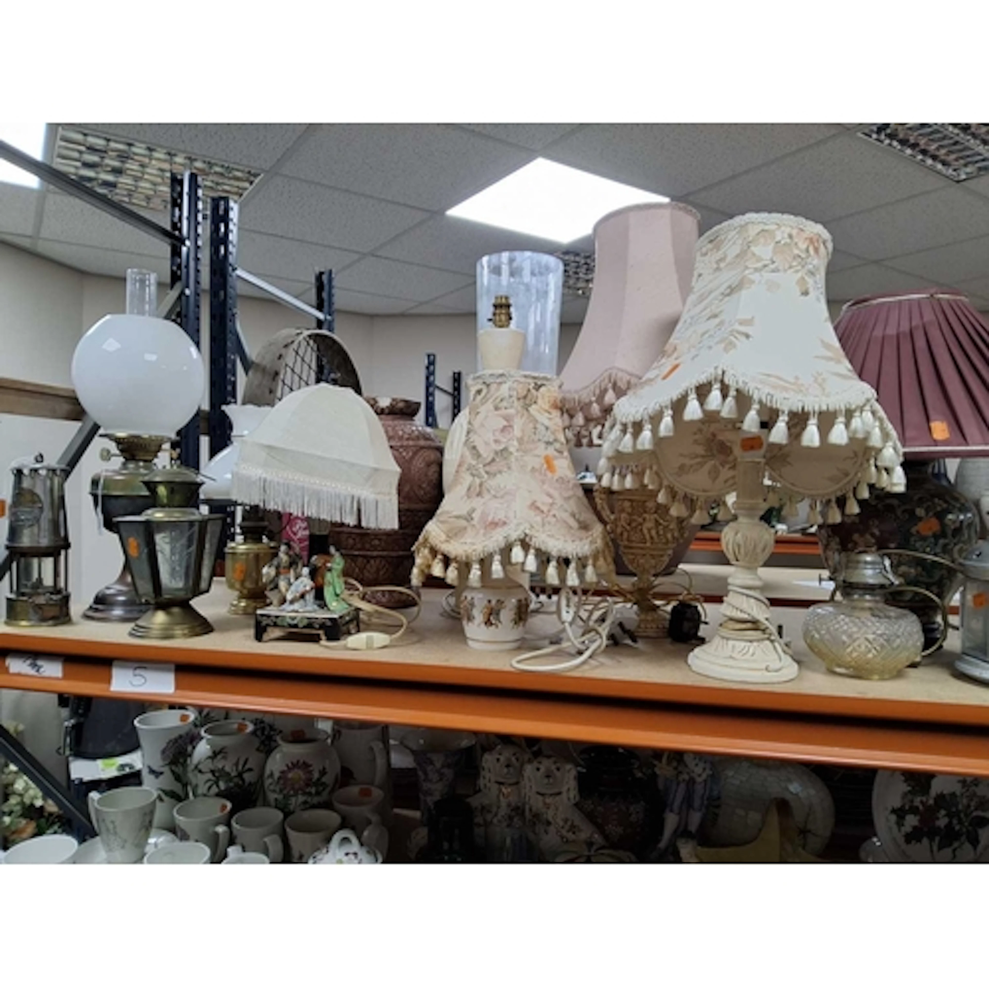 A GROUP OF VINTAGE HOUSEHOLD LIGHTING RELATED ITEMS to inclu...