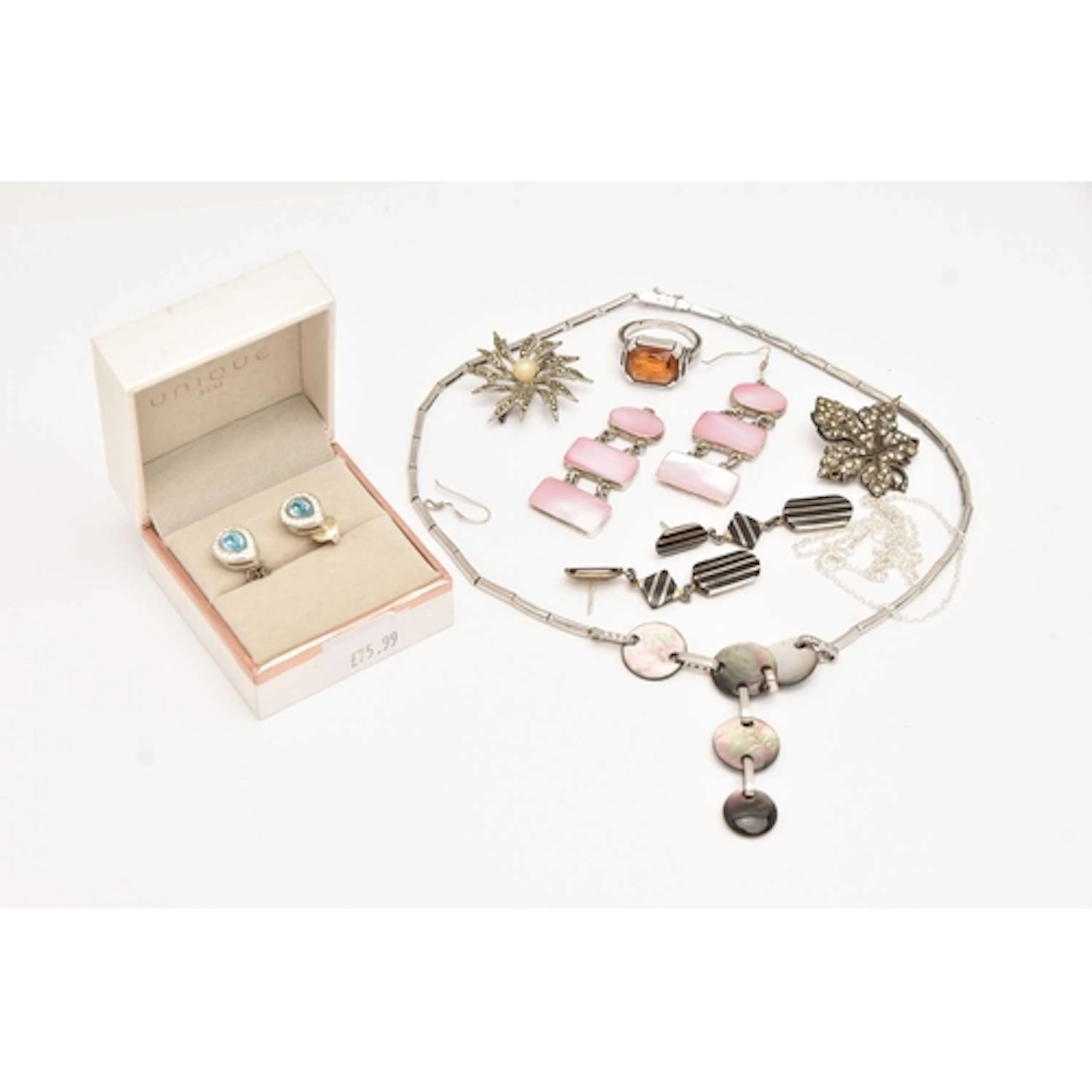 A SMALL ASSORTMENT OF JEWELLERY, to include a hallmarked sil...