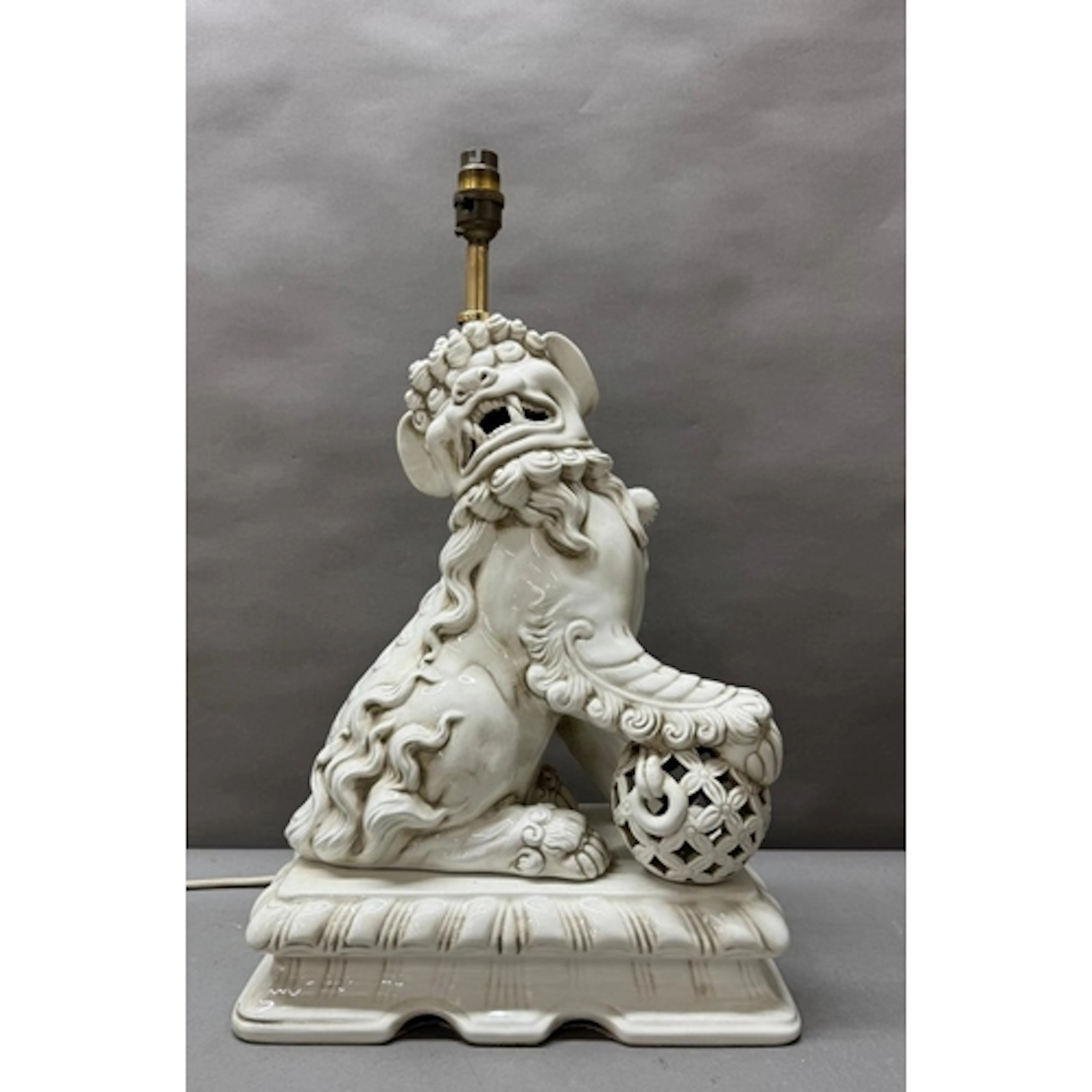 A white ceramic foo dog table lamp