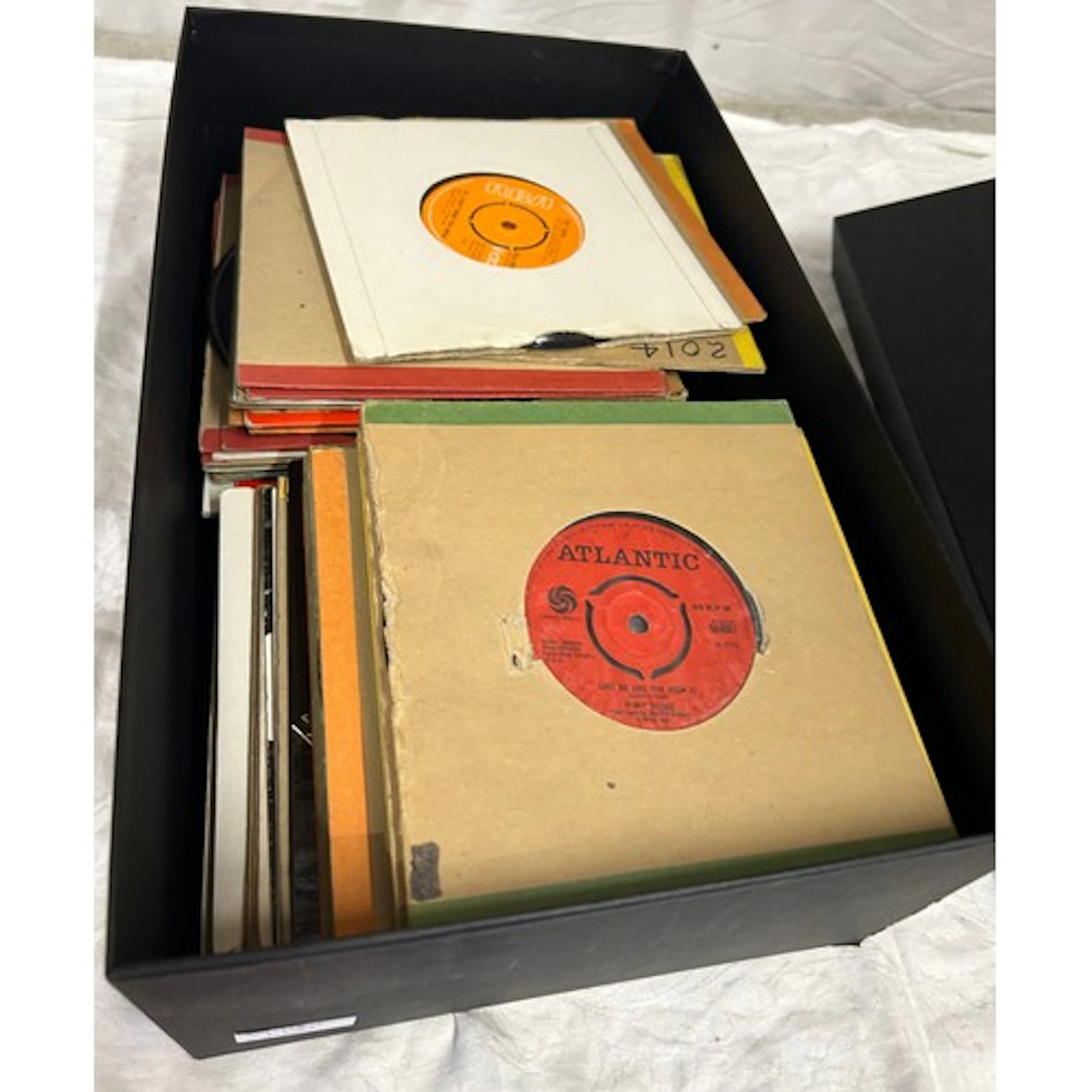 A collection of approx. 100 x 7" singles to include rock, po...