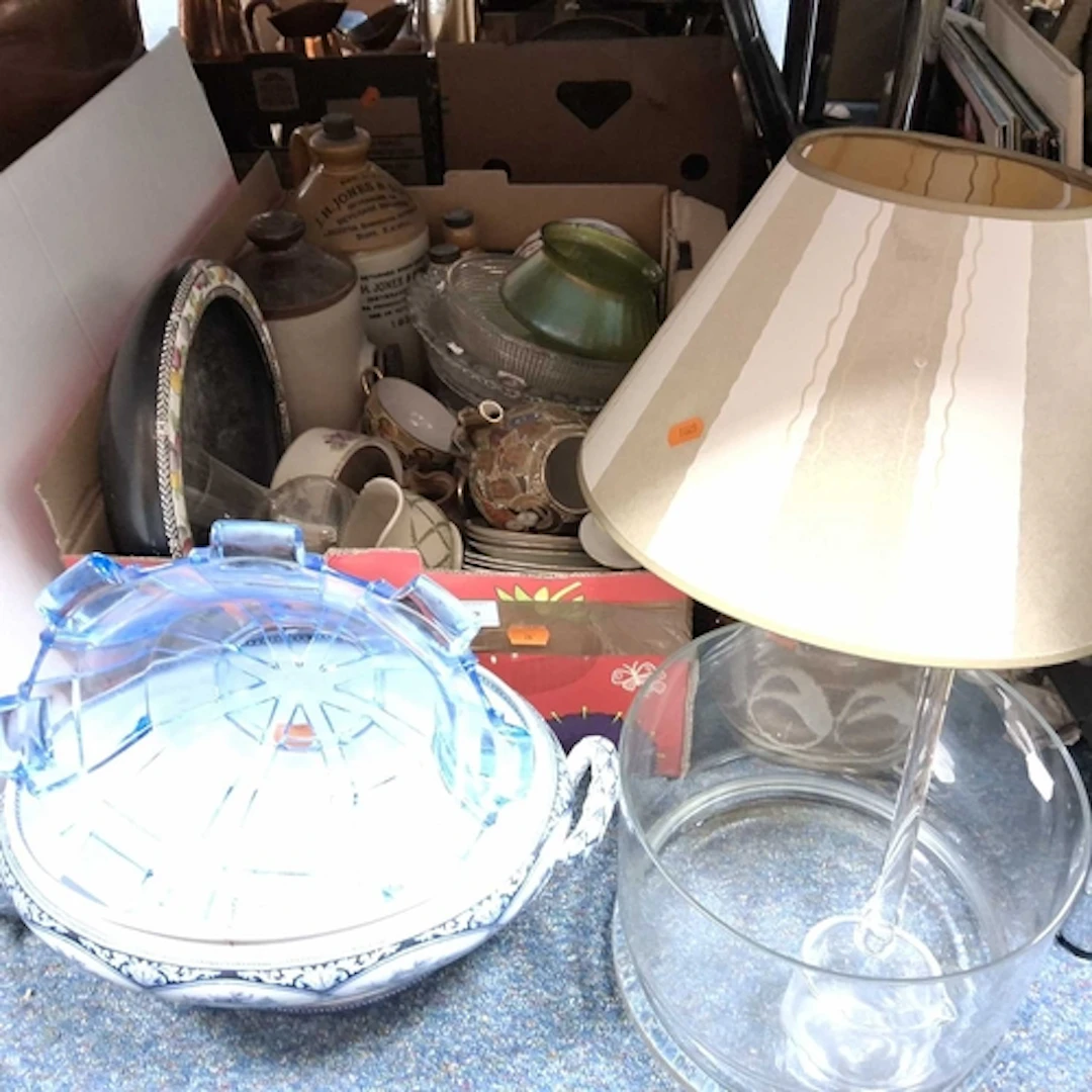 ONE BOX AND LOOSE MISCELLANEOUS CERAMICS AND GLASS, to inclu...