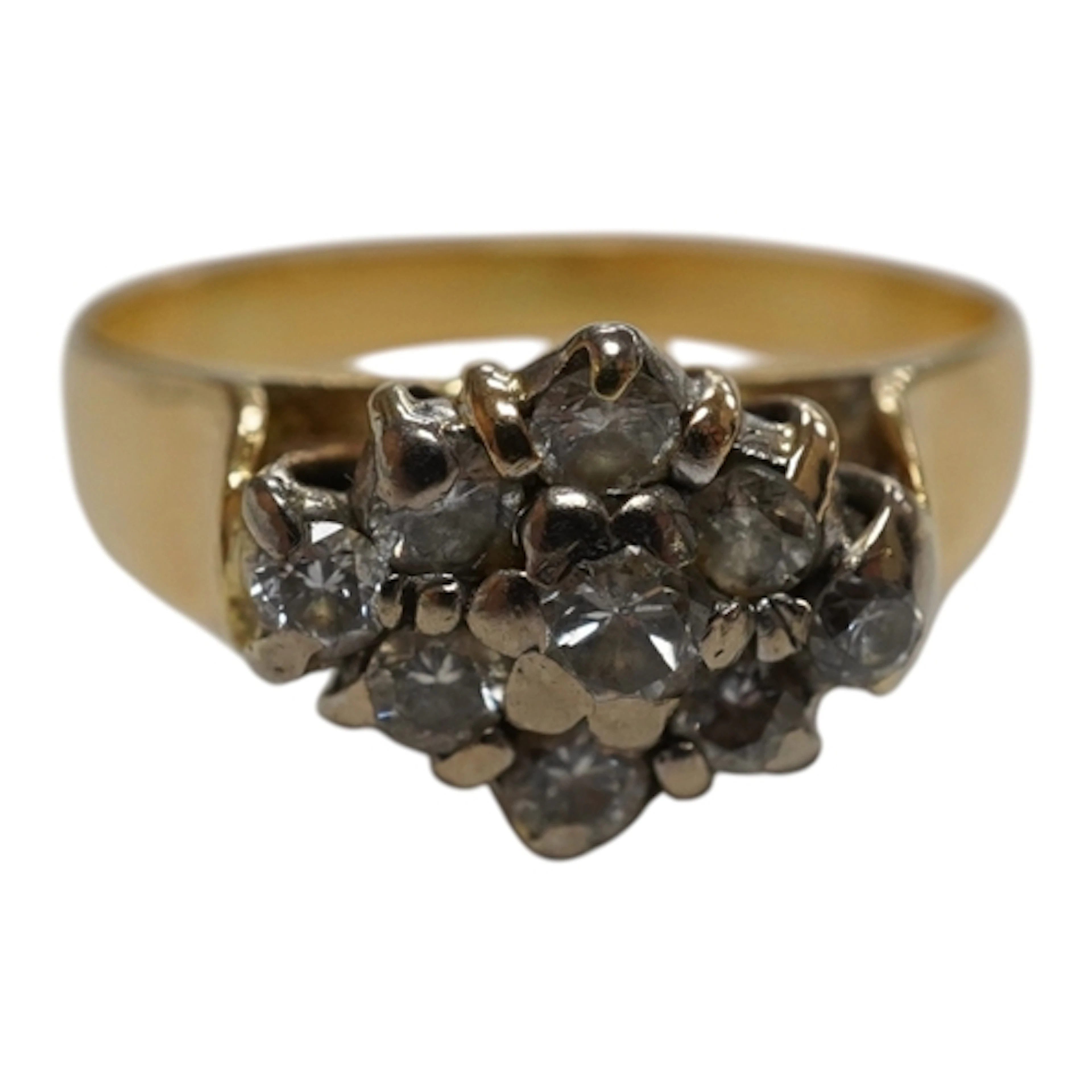 A diamond cluster ring, set with a lozenge-shaped arrangemen...