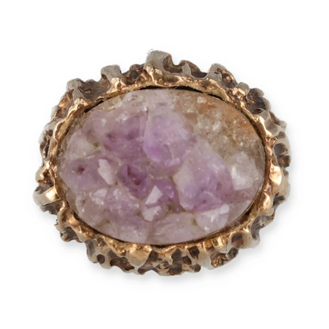 A 9 CARAT TEXTURED GOLD RING SET WITH AN AMETHYST GEODE Weig...