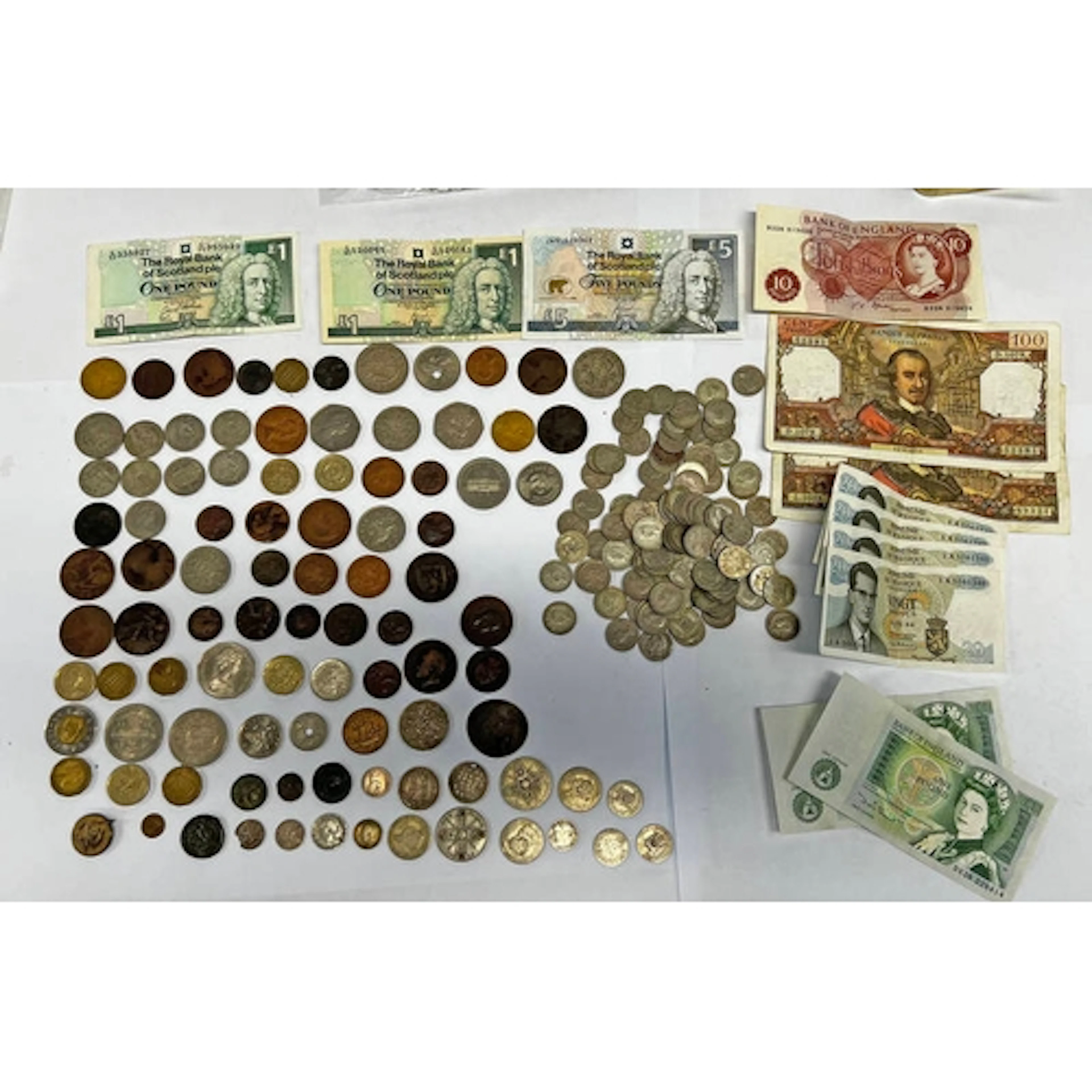 GB AND WORLD WIDE COINAGE TO INCLUDE SIX PENCE'S, BANK TOKEN...
