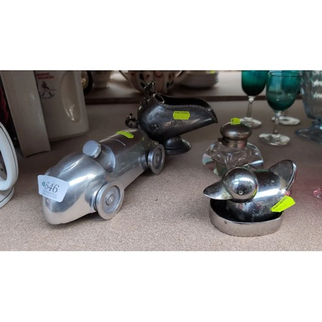 Cast-aluminium racing-car model of streamlined form, with an...