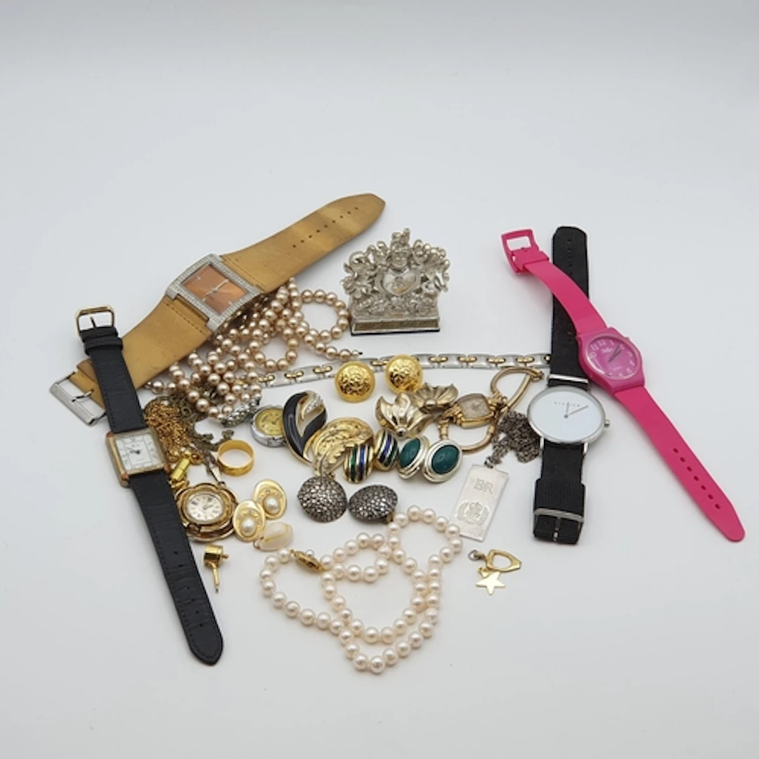 A single row Cultured Pearl Necklace, on a clasp set culture...