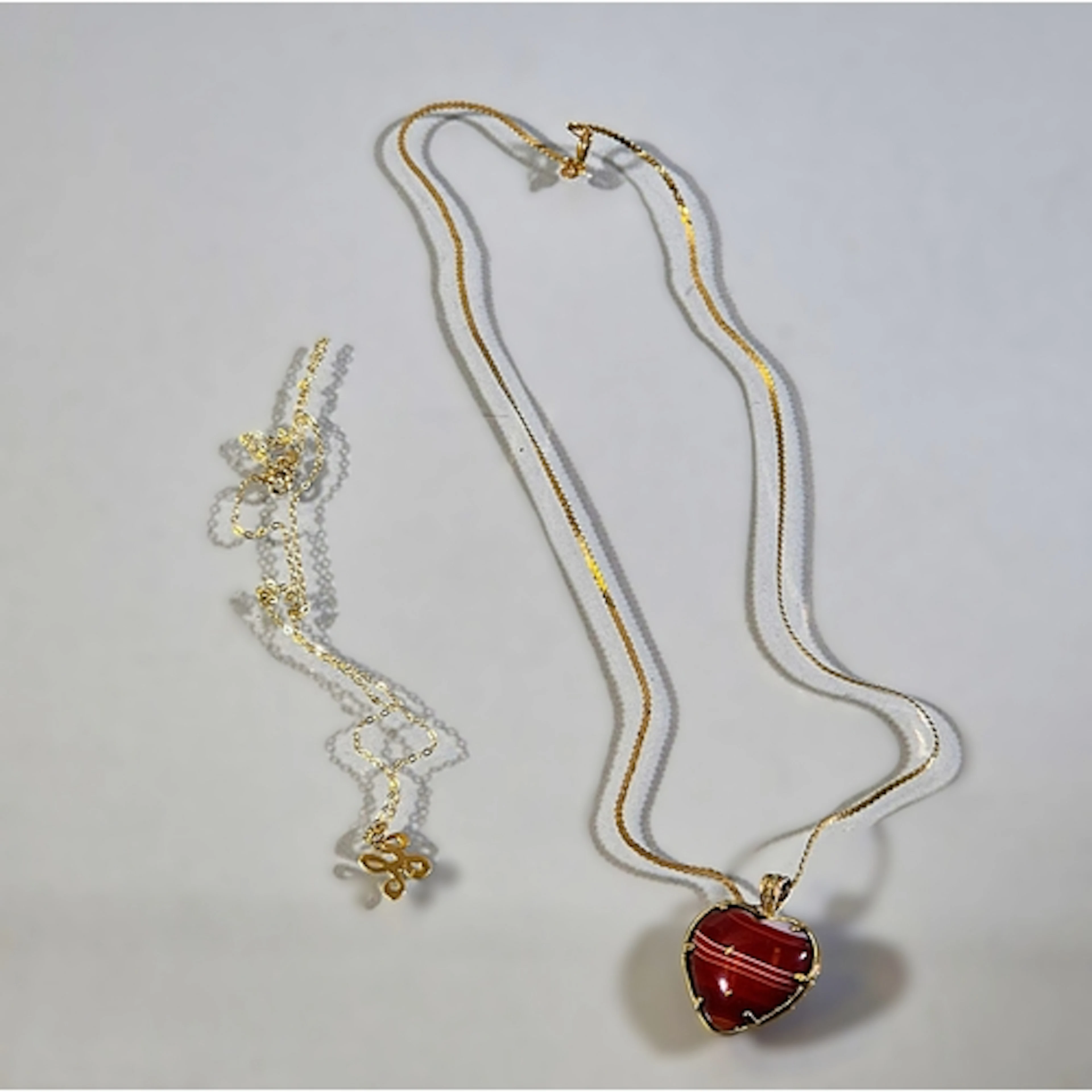 9ct gold mounted and agate heart shaped pendant, the obverse...
