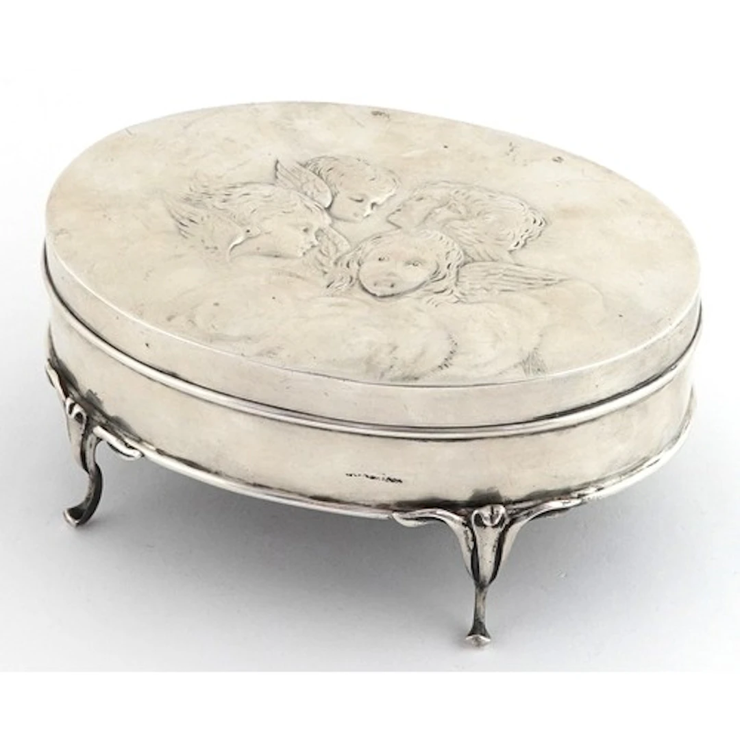 William Comyns, Edwardian oval silver jewel box having hinge...