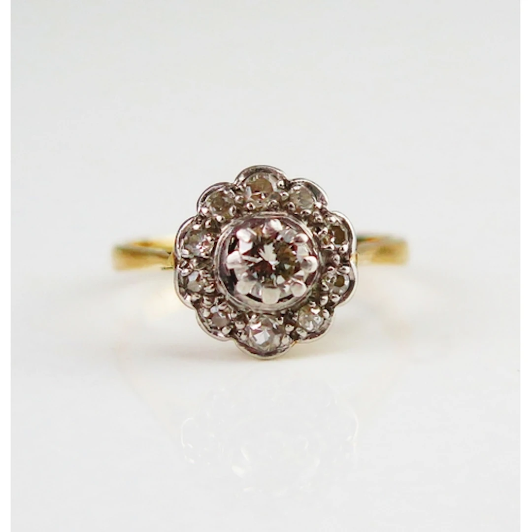 An antique diamond cluster ring in an 18ct yellow gold setti...