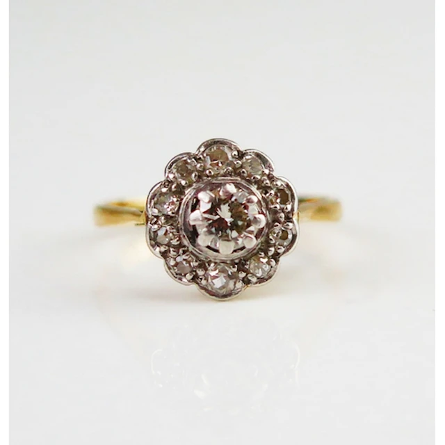 An antique diamond cluster ring in an 18ct yellow gold setti...