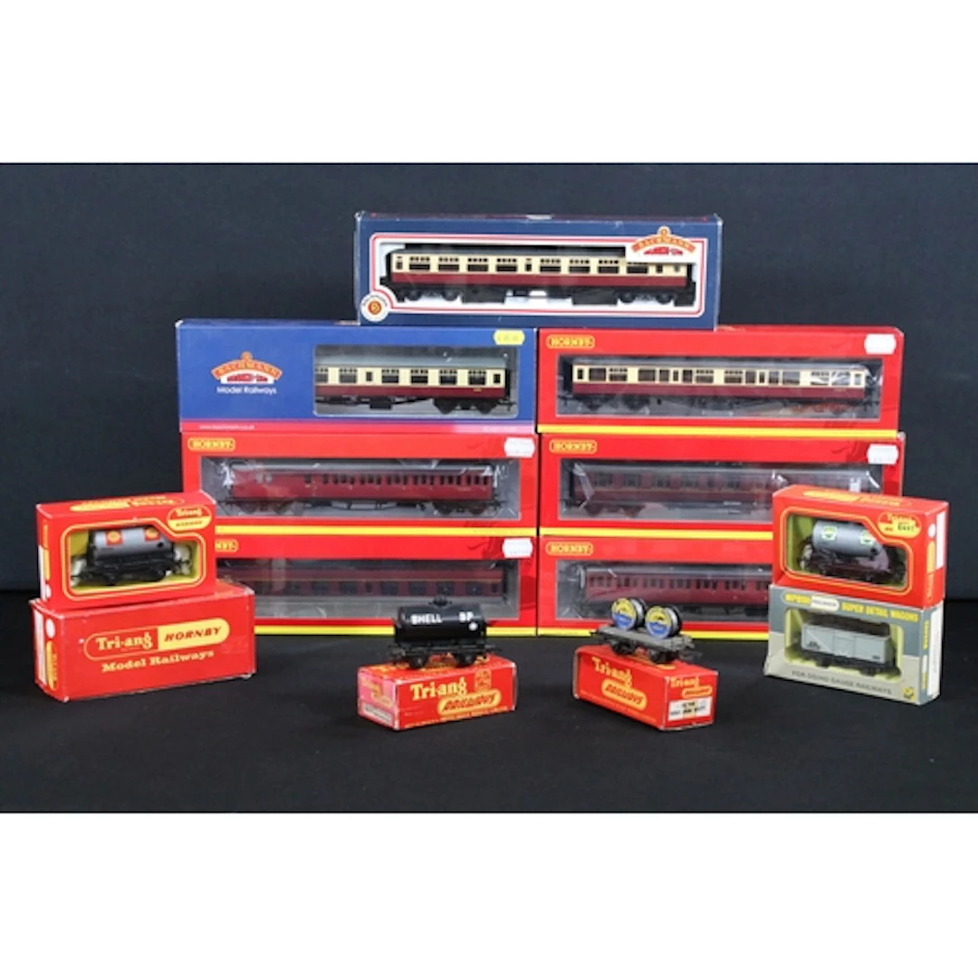 12 Boxed OO gauge items of rolling stock to include 5 x Horn...