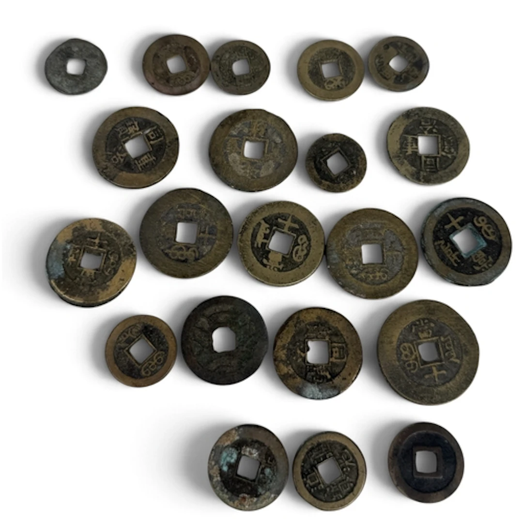 A COLLECTION OF ANTIQUE CHINESE COINS AND CURRENCY (21) ...