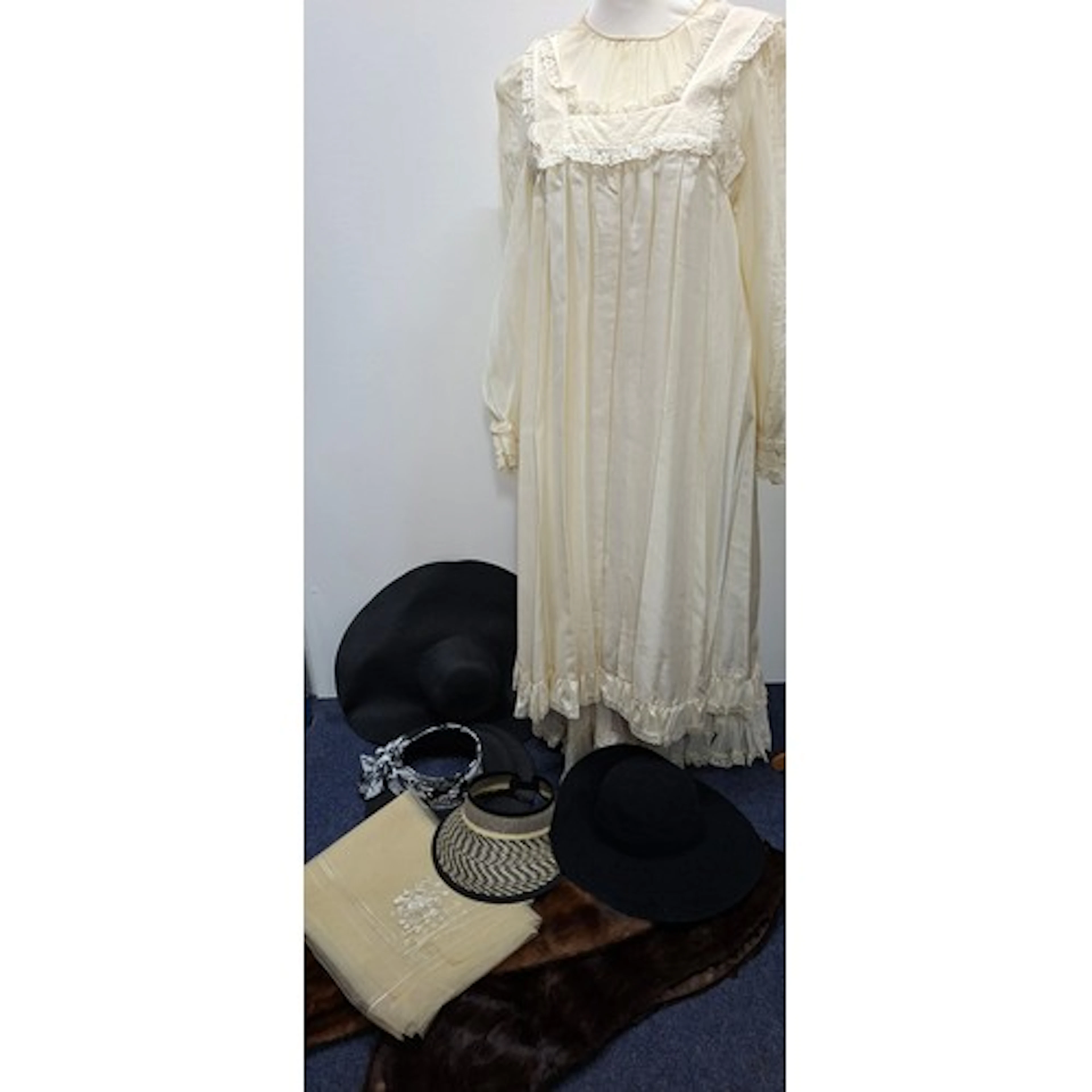 Mixed ladies hats to include Mint Velvet, 2 vintage fur stol...