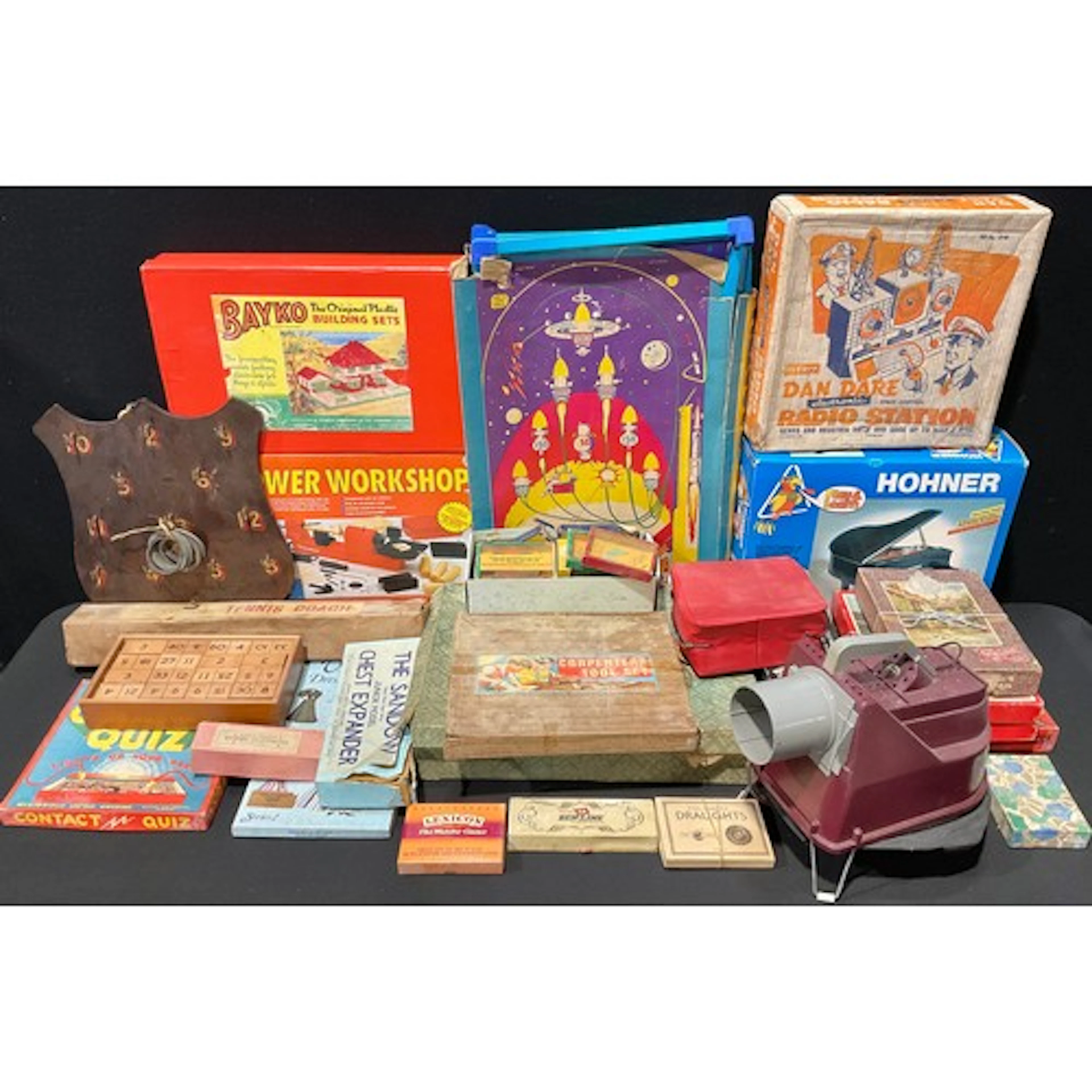 Toys - A quantity of 20th century board games, puzzles and e...