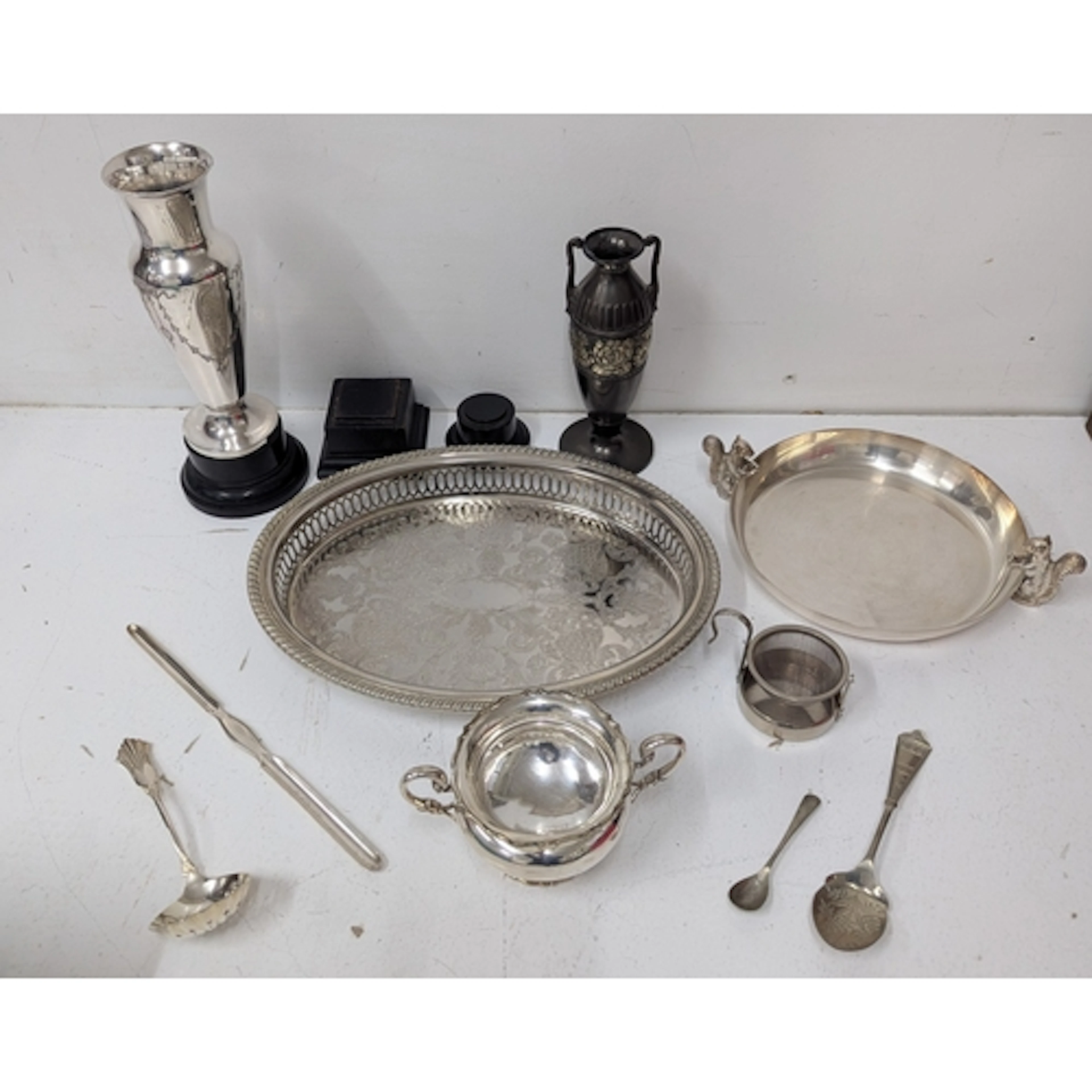A small selection of silver plate items to include a vase en...