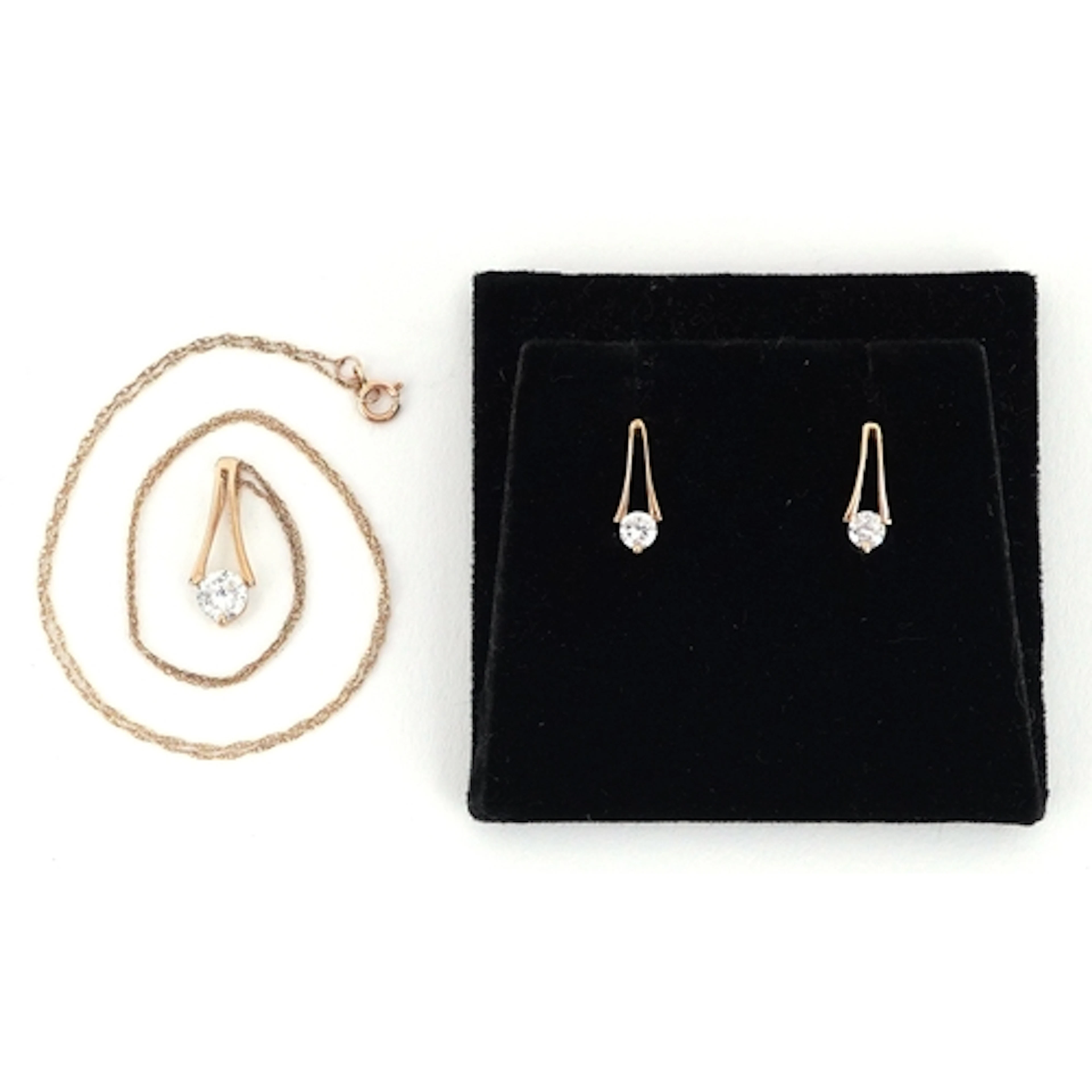 9ct gold cubic zirconia pendant on a 9ct gold necklace, 1.7c...