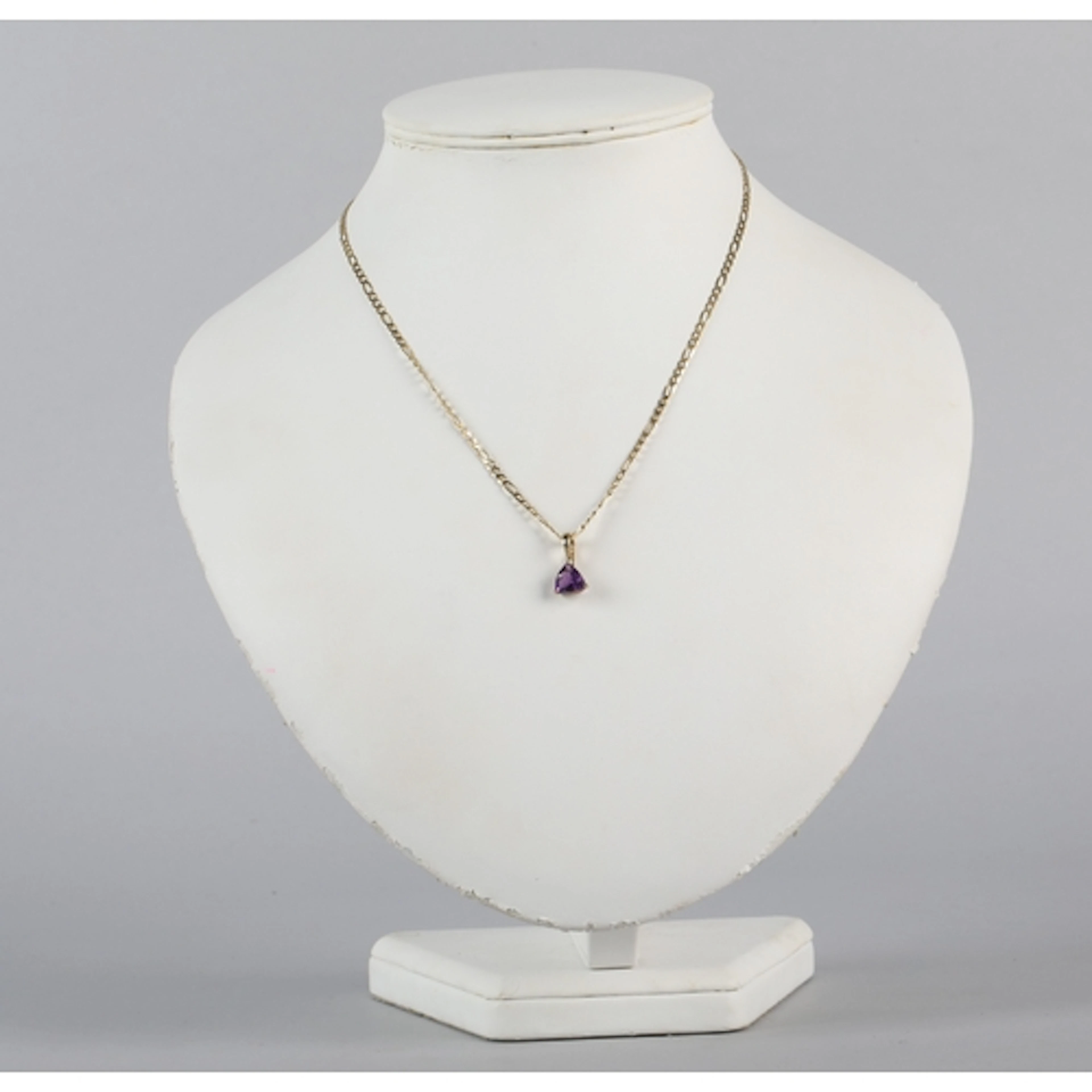 9ct gold pendant and chain, gross weight 3.5g.