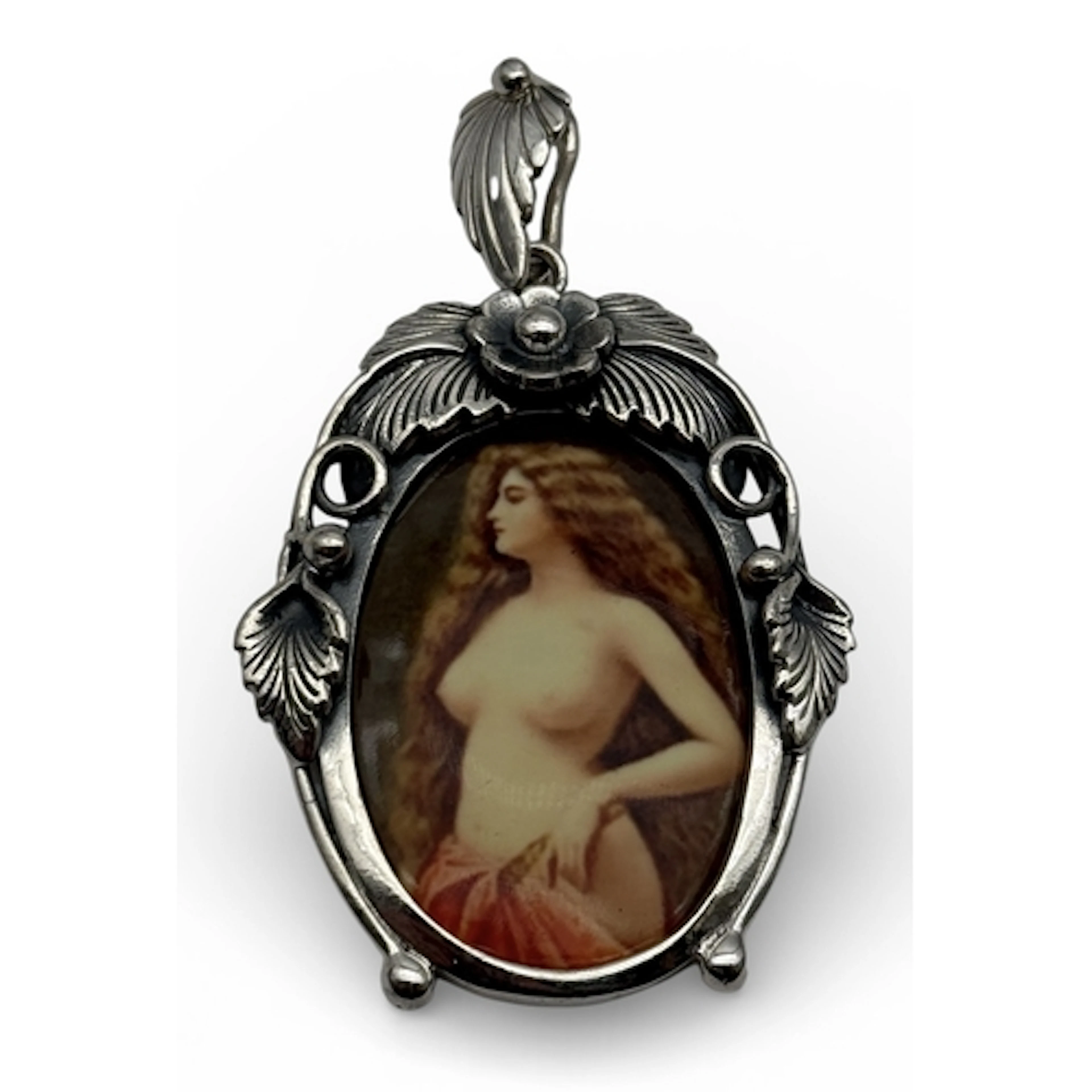 AN EROTIC ENAMEL PENDANT, WITH ART NOUVEAU STYLE MOUNT Centr...