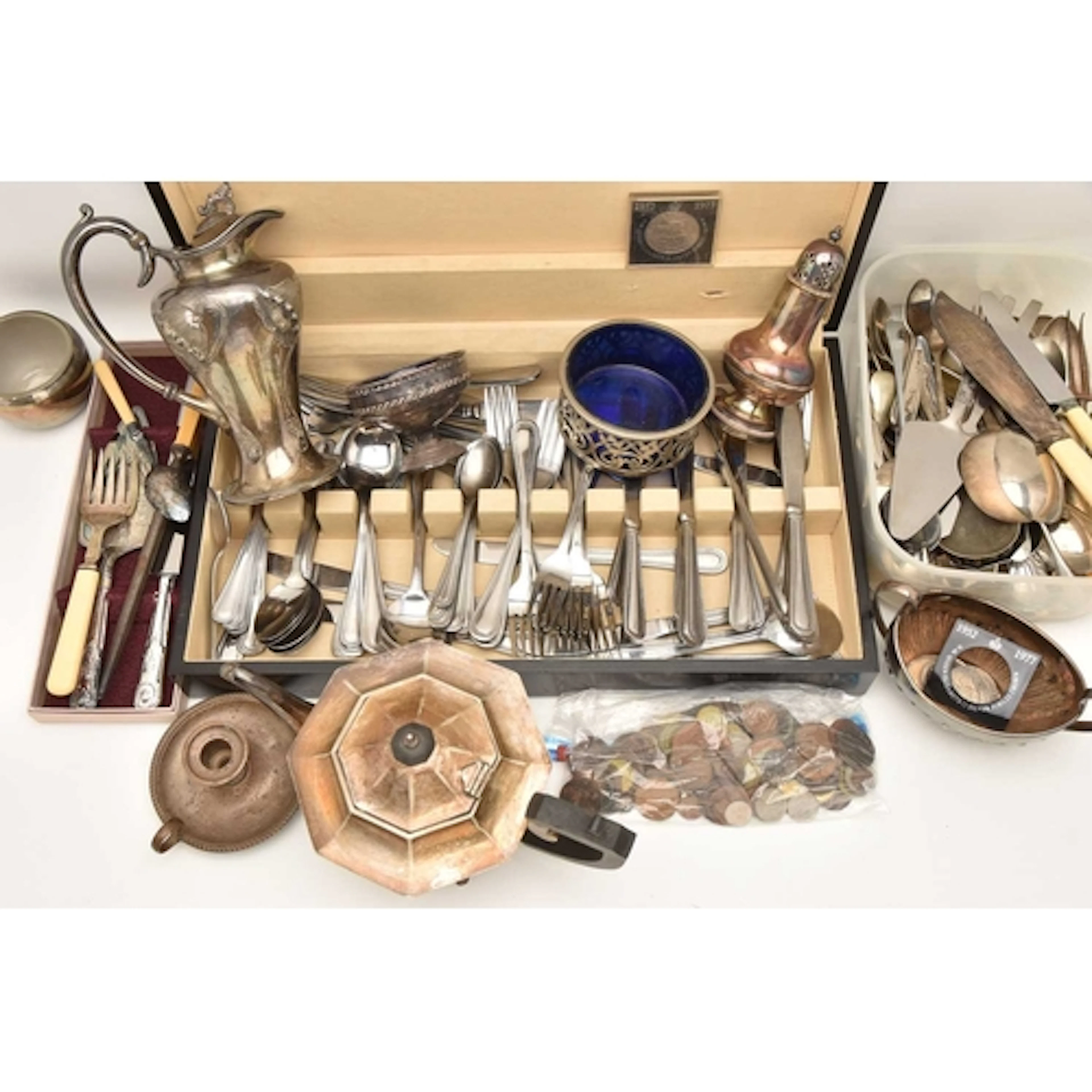 A BOX OF ASSORTED WHITE METAL, to include a 'Yeoman Silver p...