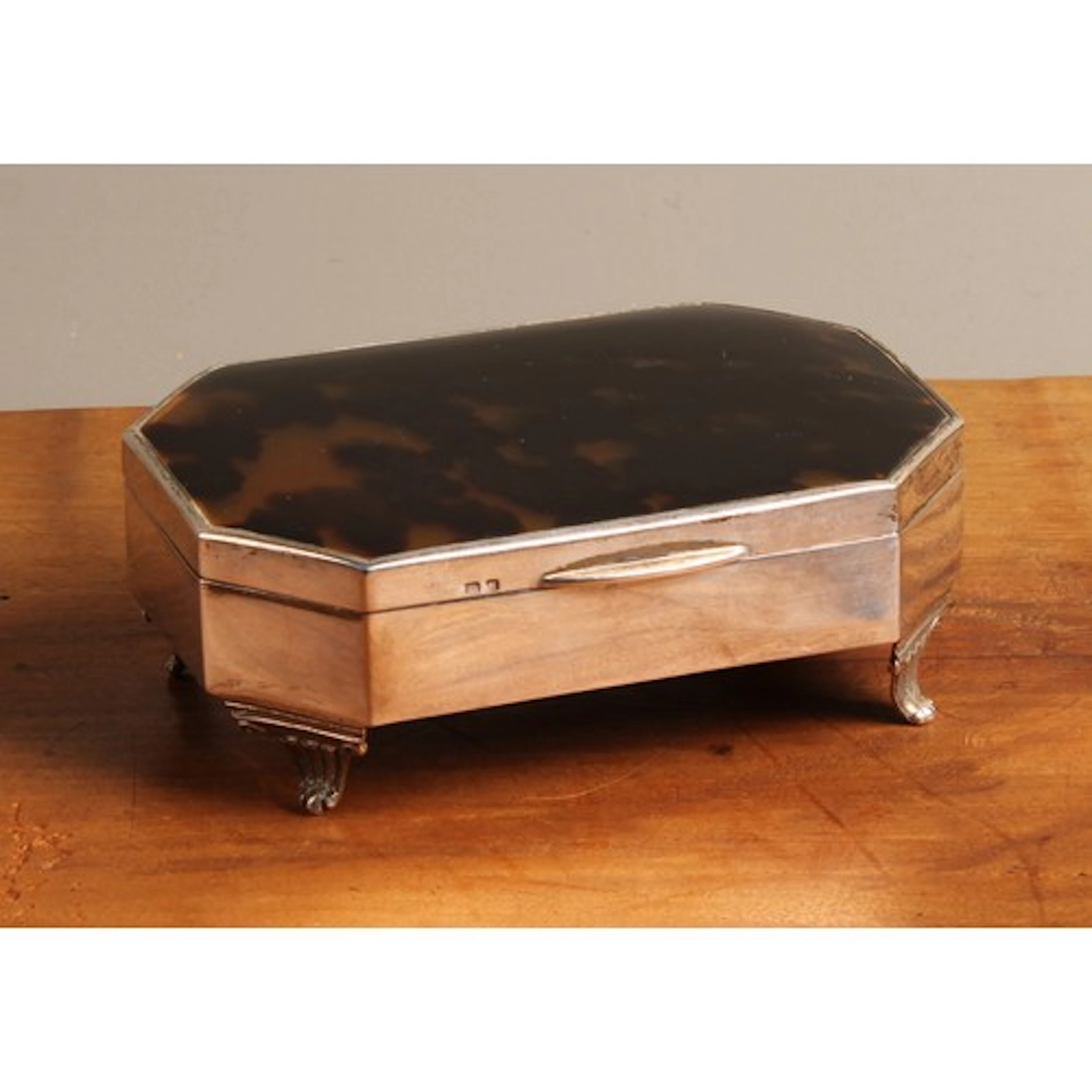 A George V silver elongated octagonal dressing table box, th...