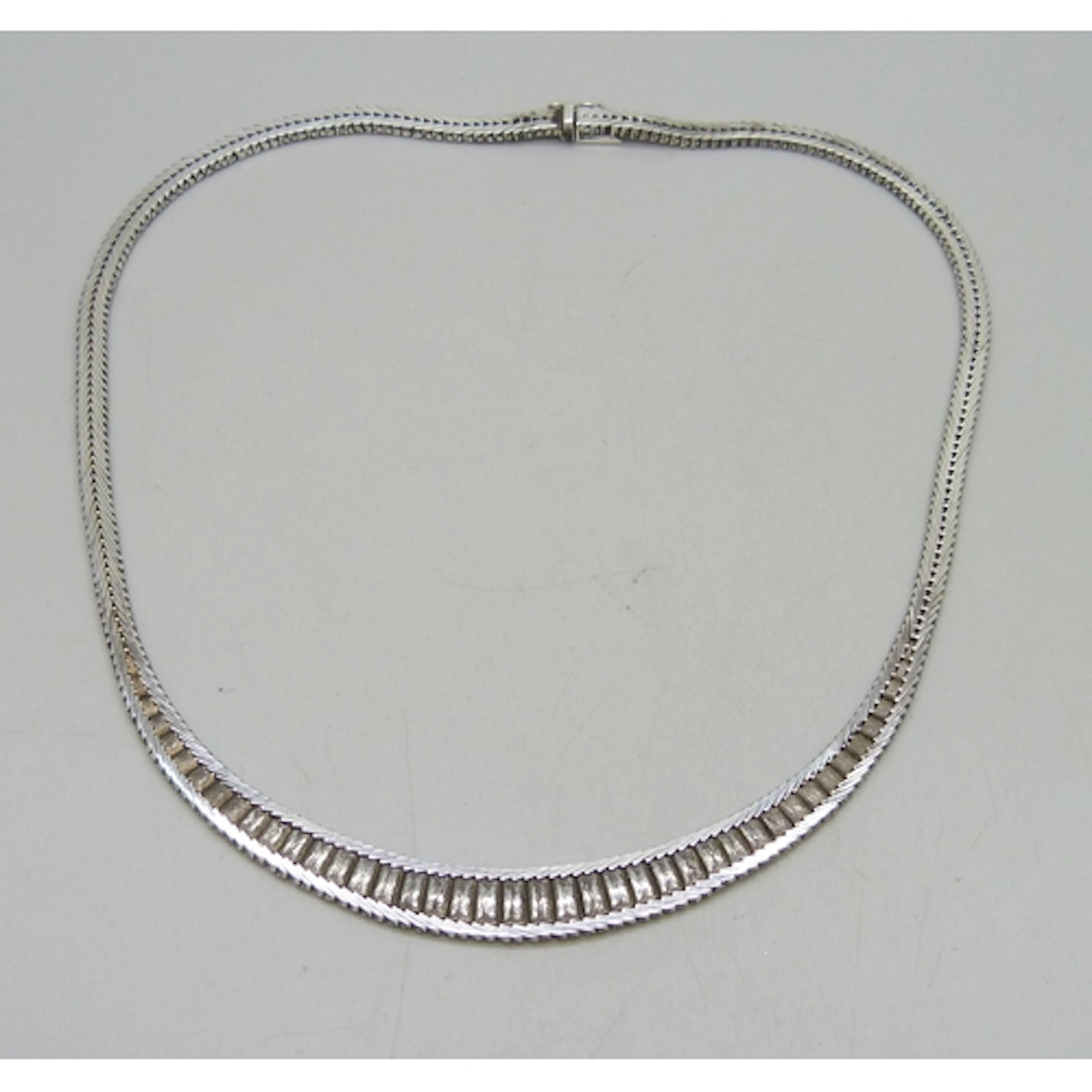 A silver collar necklace, 33g, 43.5cm