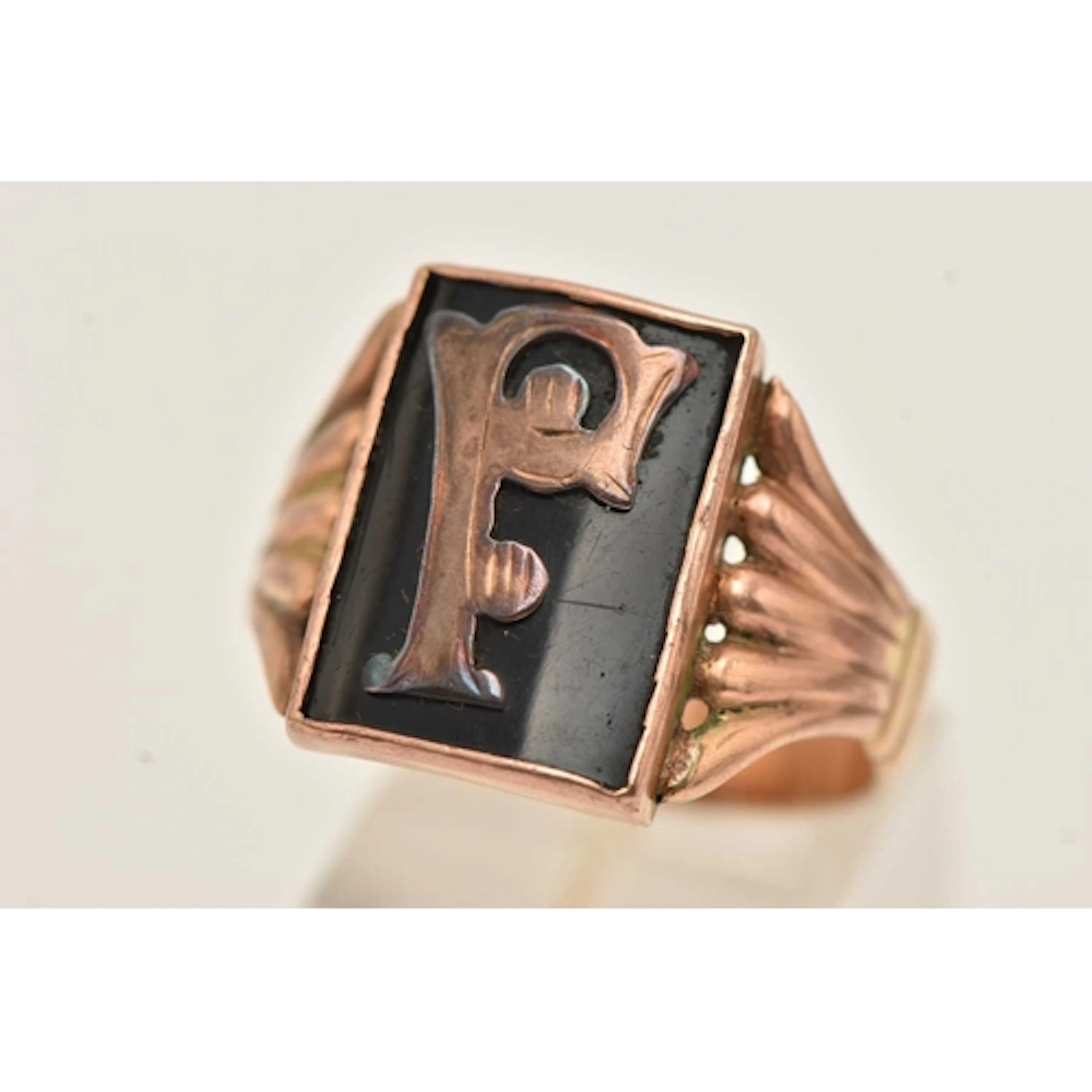 AN EARLY 20TH CENTURY SIGNET RING. The black enamel panel wi...