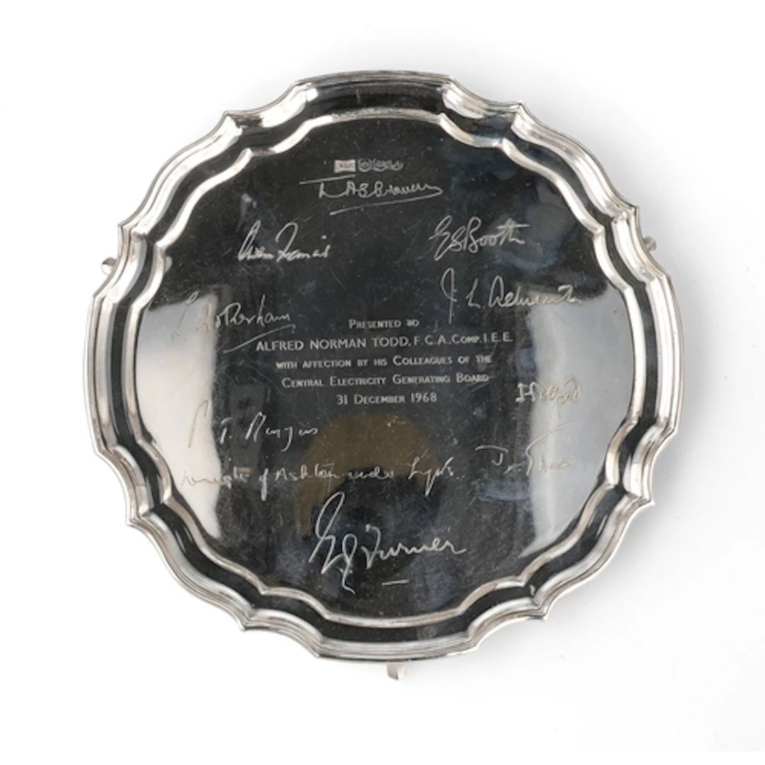 A GEORGE II STYLE SILVER SALVER, WALKER AND HALL, SHEFFIELD ...