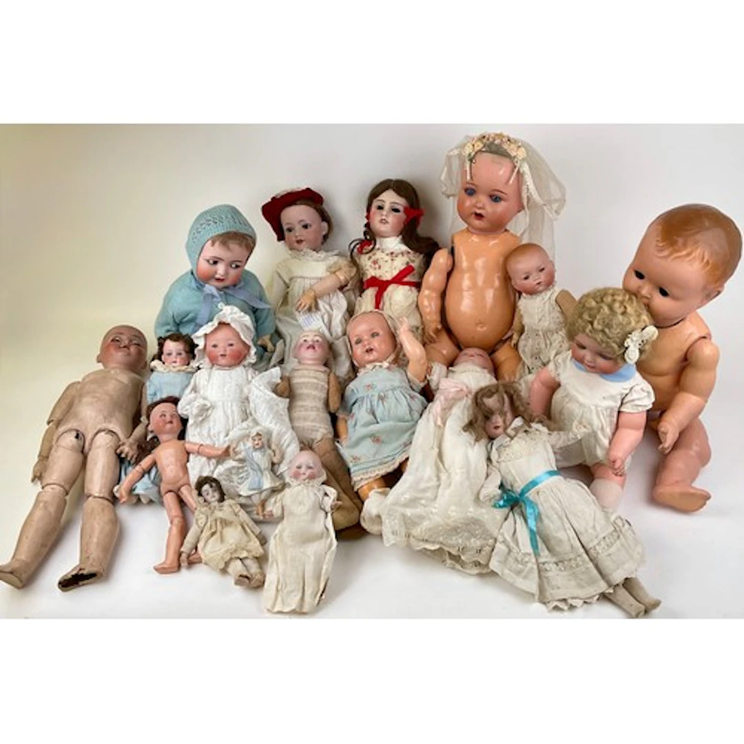 Dolls - An early 20th English bisque shoulder head, soft bod...
