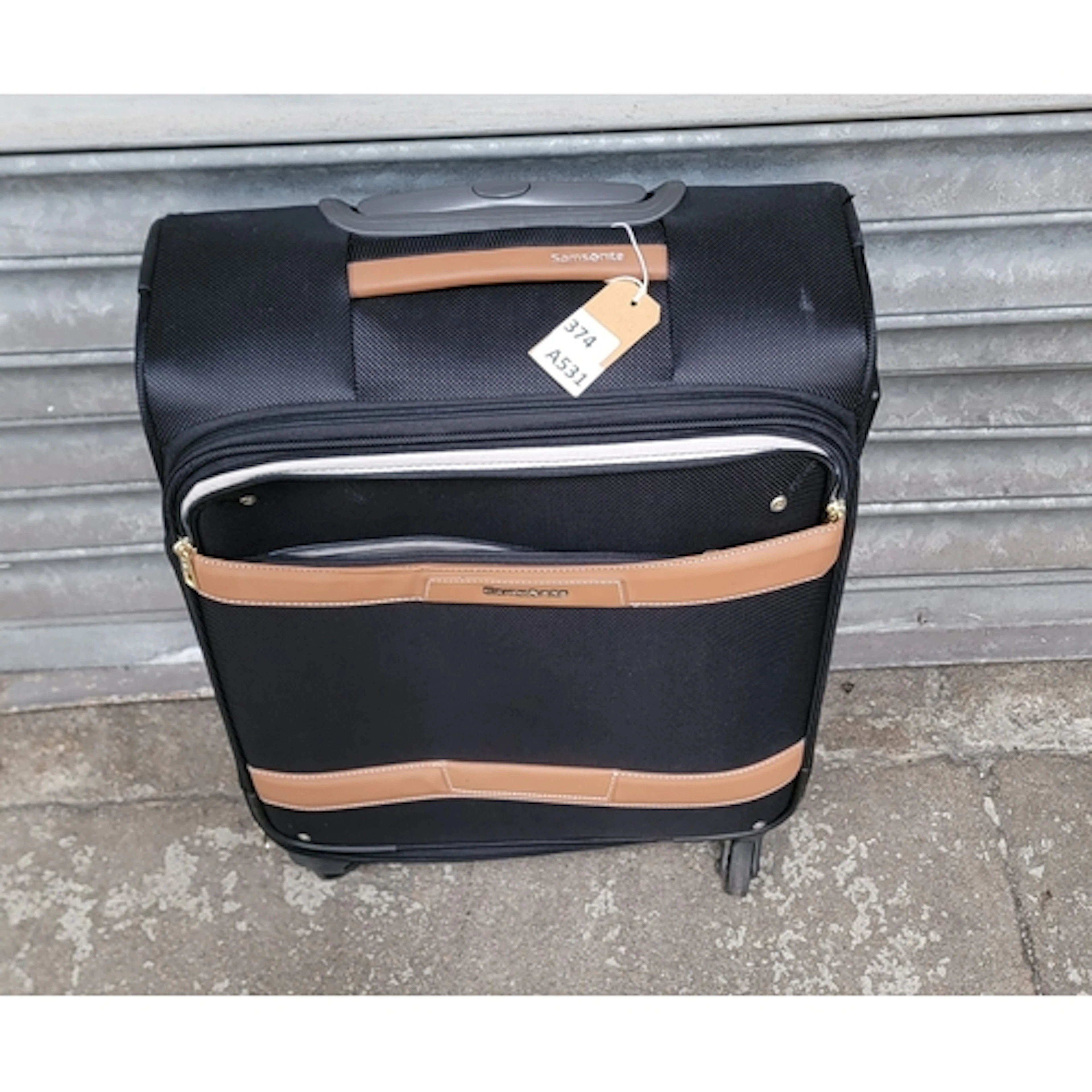 SAMSONITE SUITCASE IN BLACK Note: suitcase is empty